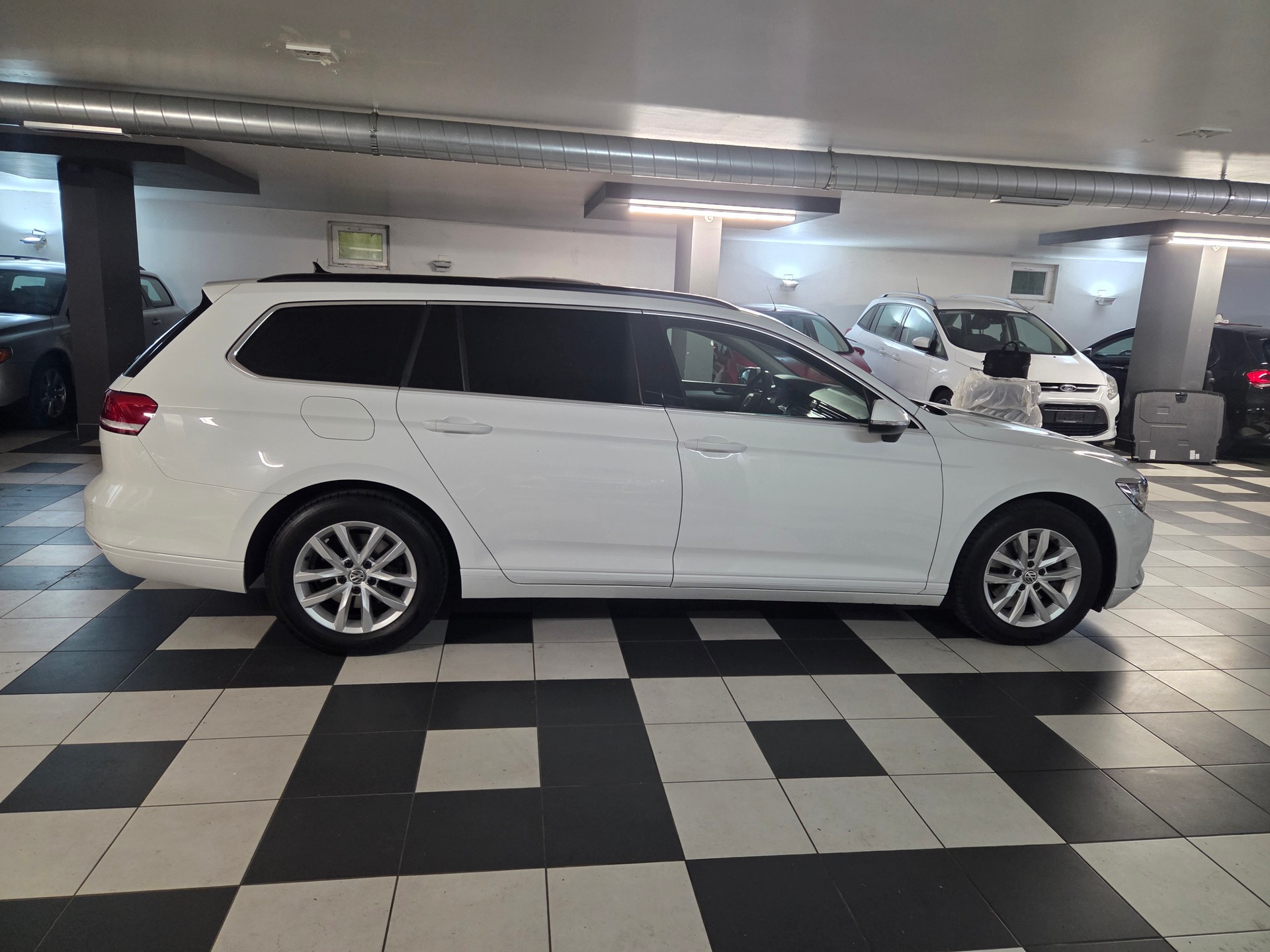 VW Passat Variant 2.0 TDI BMT Trendline DSG-image-5