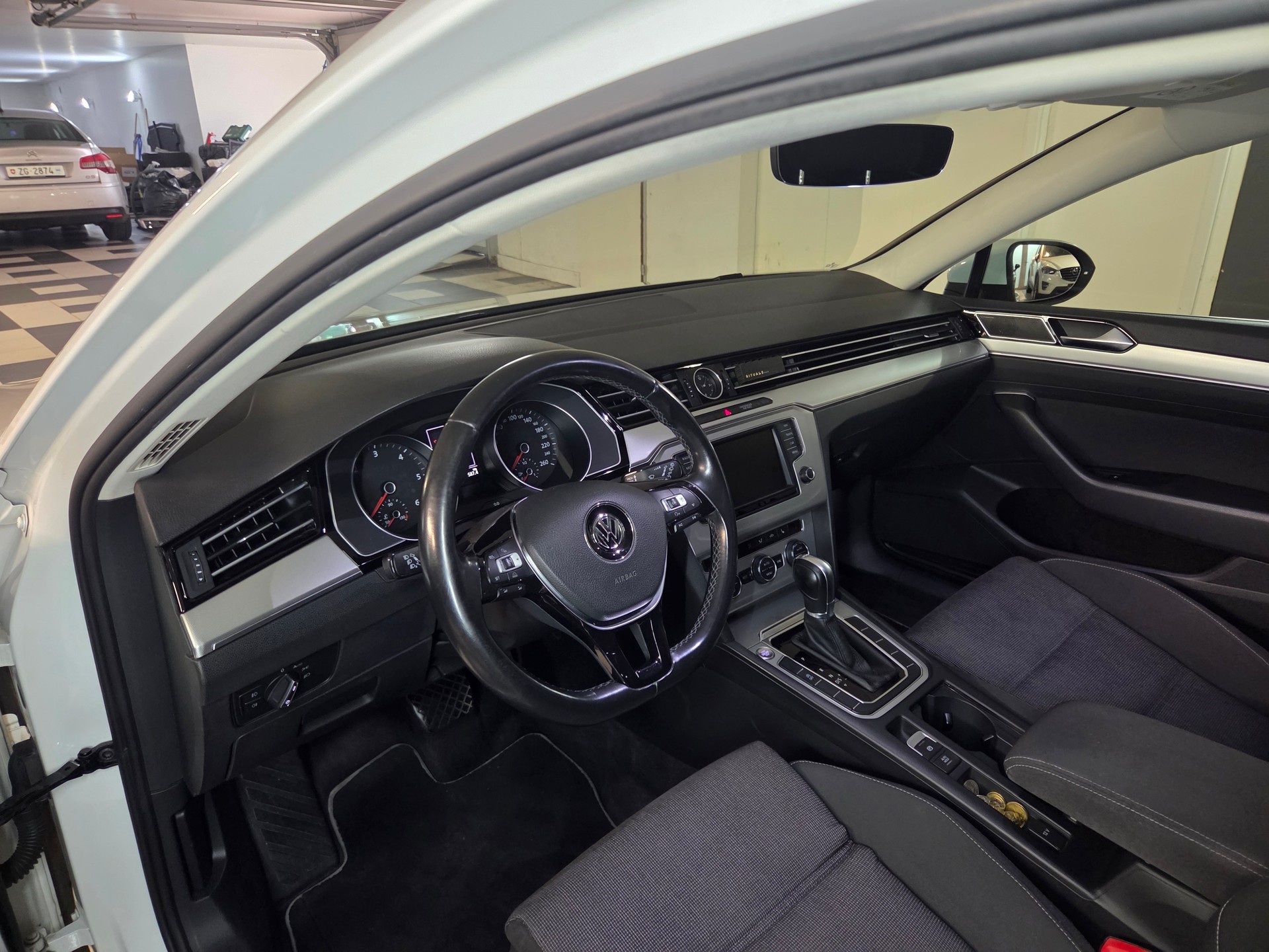 VW Passat Variant 2.0 TDI BMT Trendline DSG-image-9