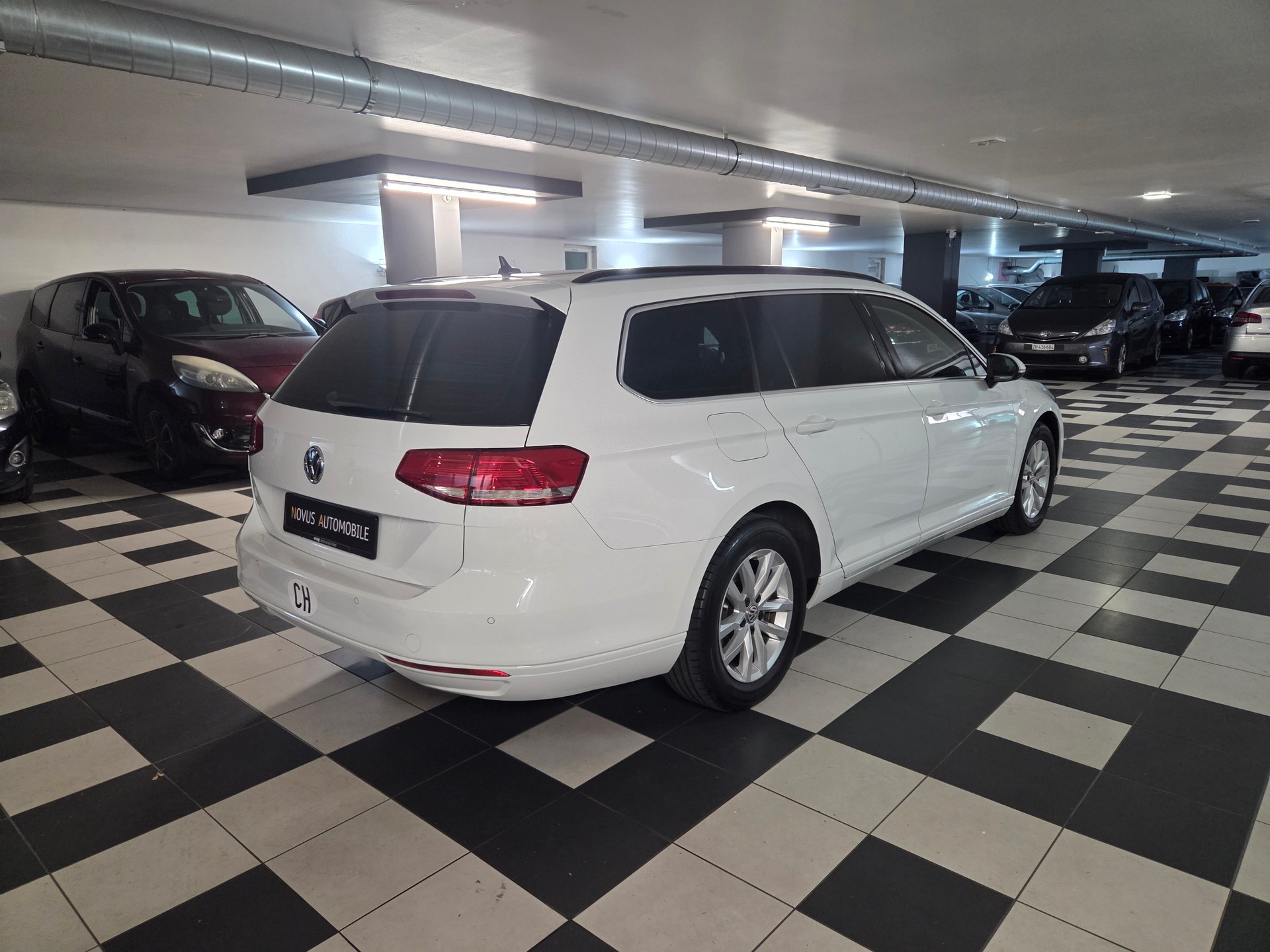 VW Passat Variant 2.0 TDI BMT Trendline DSG-image-4
