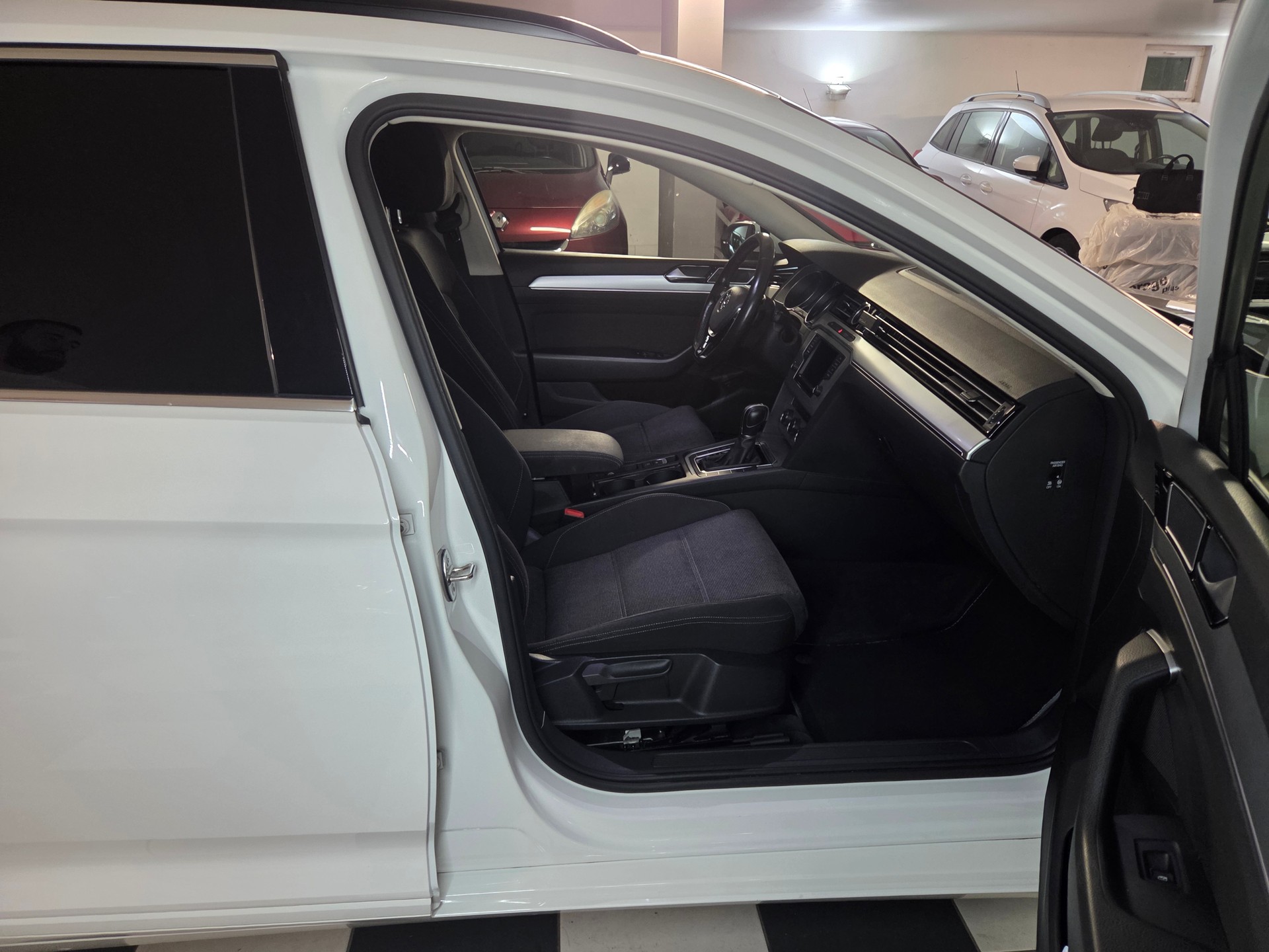 VW Passat Variant 2.0 TDI BMT Trendline DSG-image-13