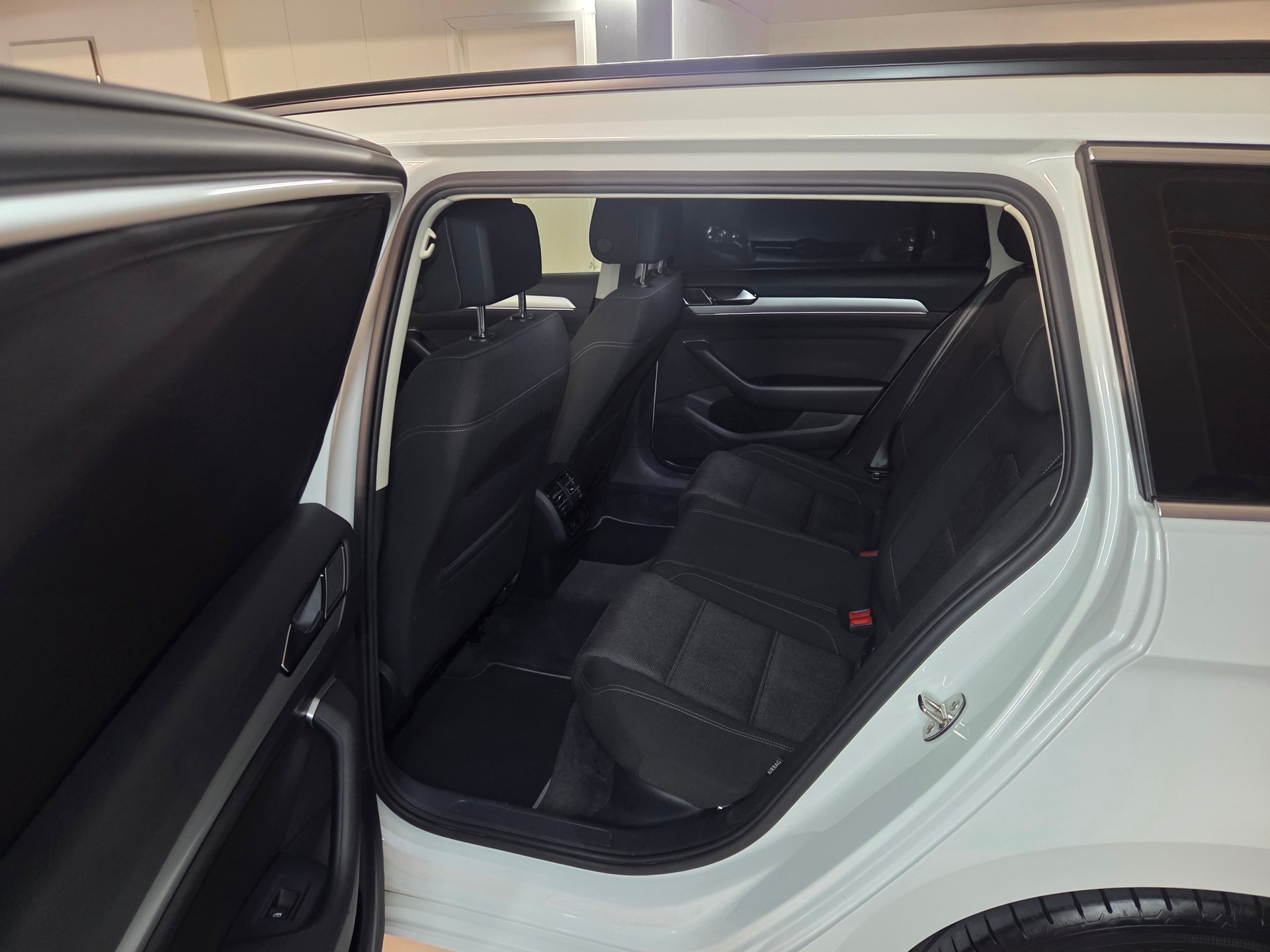 VW Passat Variant 2.0 TDI BMT Trendline DSG-image-10