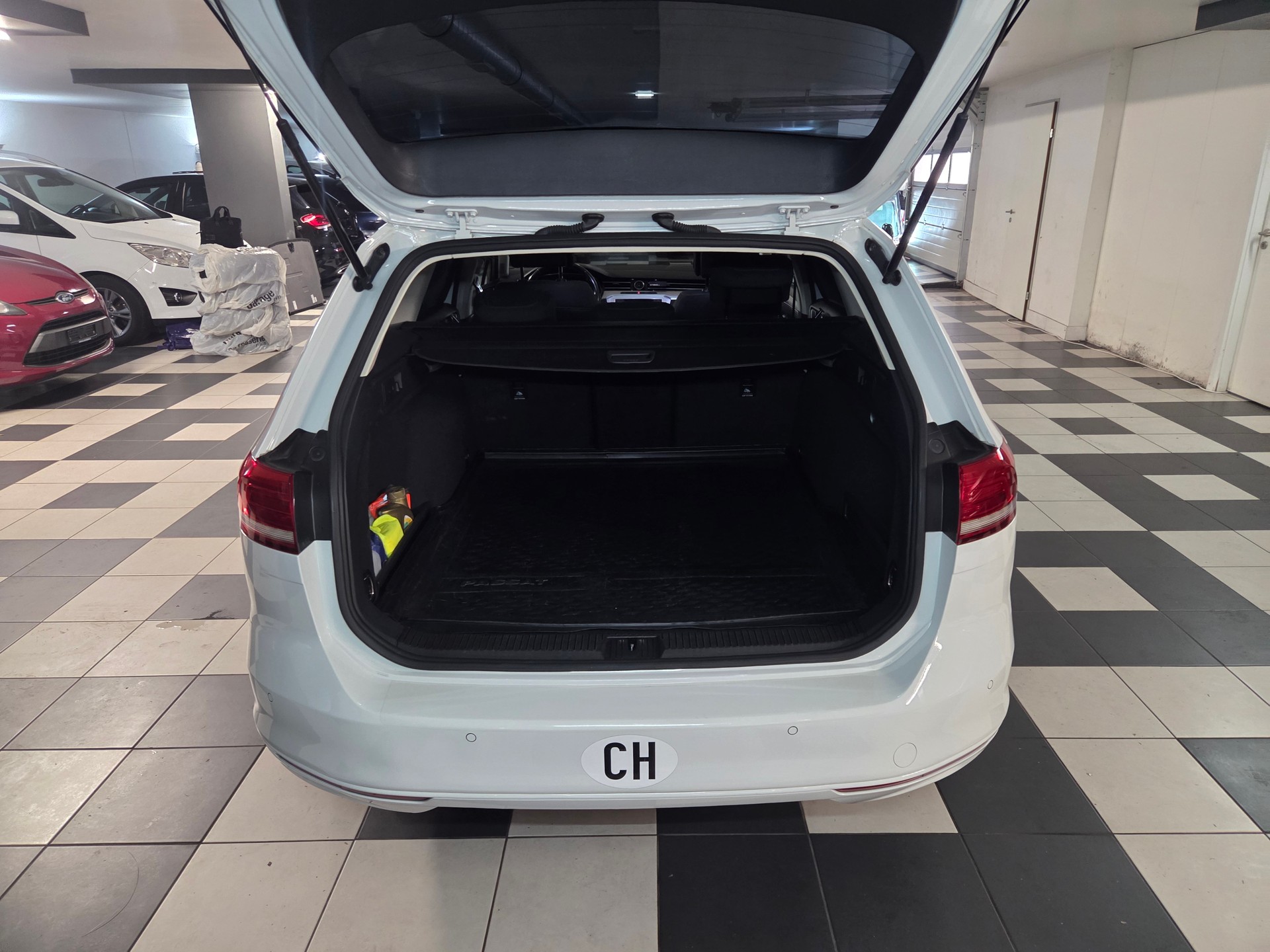 VW Passat Variant 2.0 TDI BMT Trendline DSG-image-11