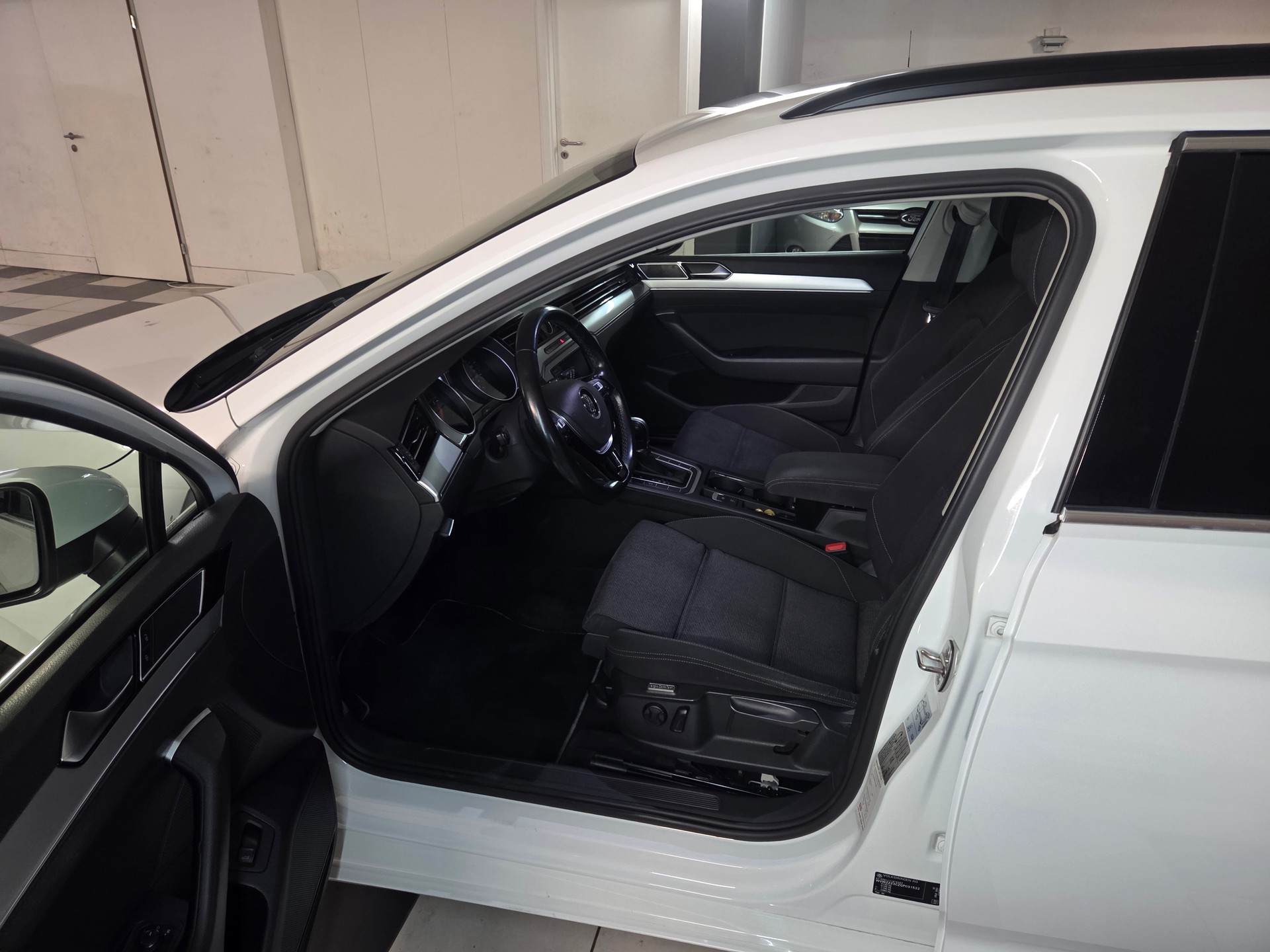 VW Passat Variant 2.0 TDI BMT Trendline DSG-image-8