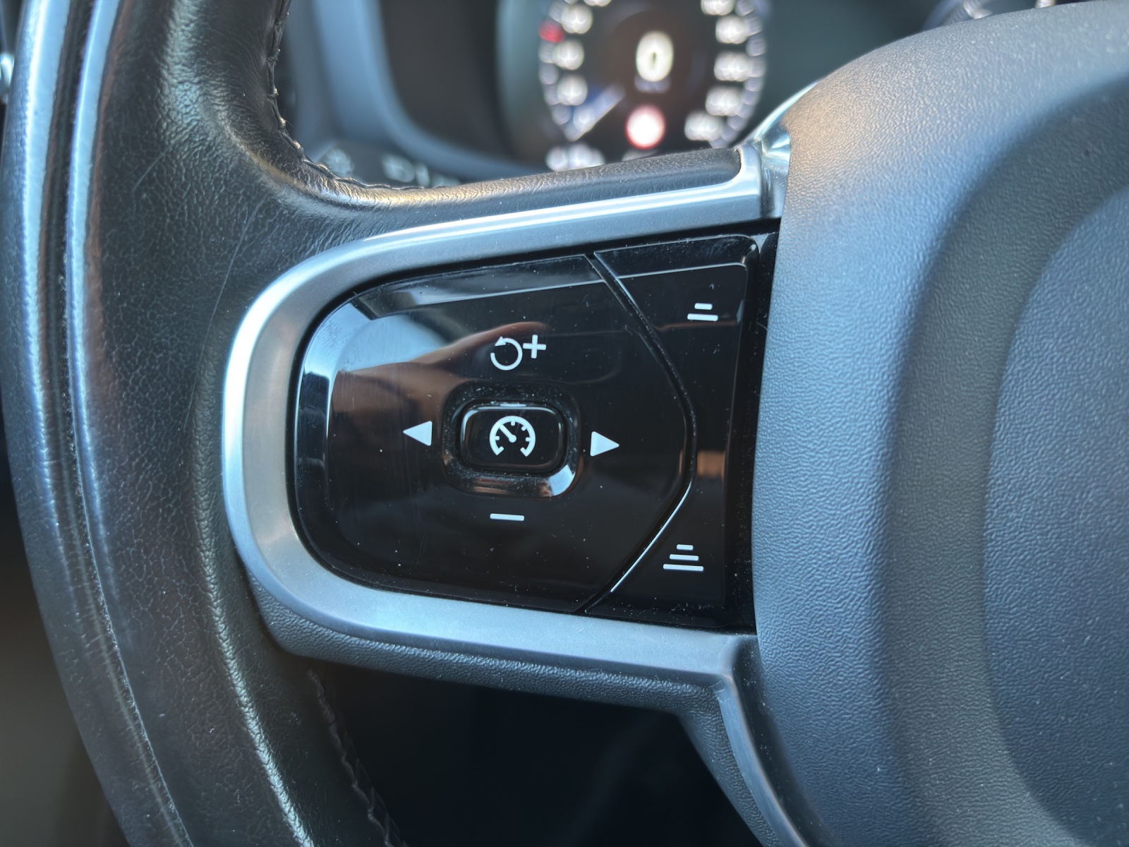 VOLVO V60 Cross Country D4 AWD Geartronic mit AHK, Panorama-Glas-Schiebedach, Standheizung & Winterräder-image-14