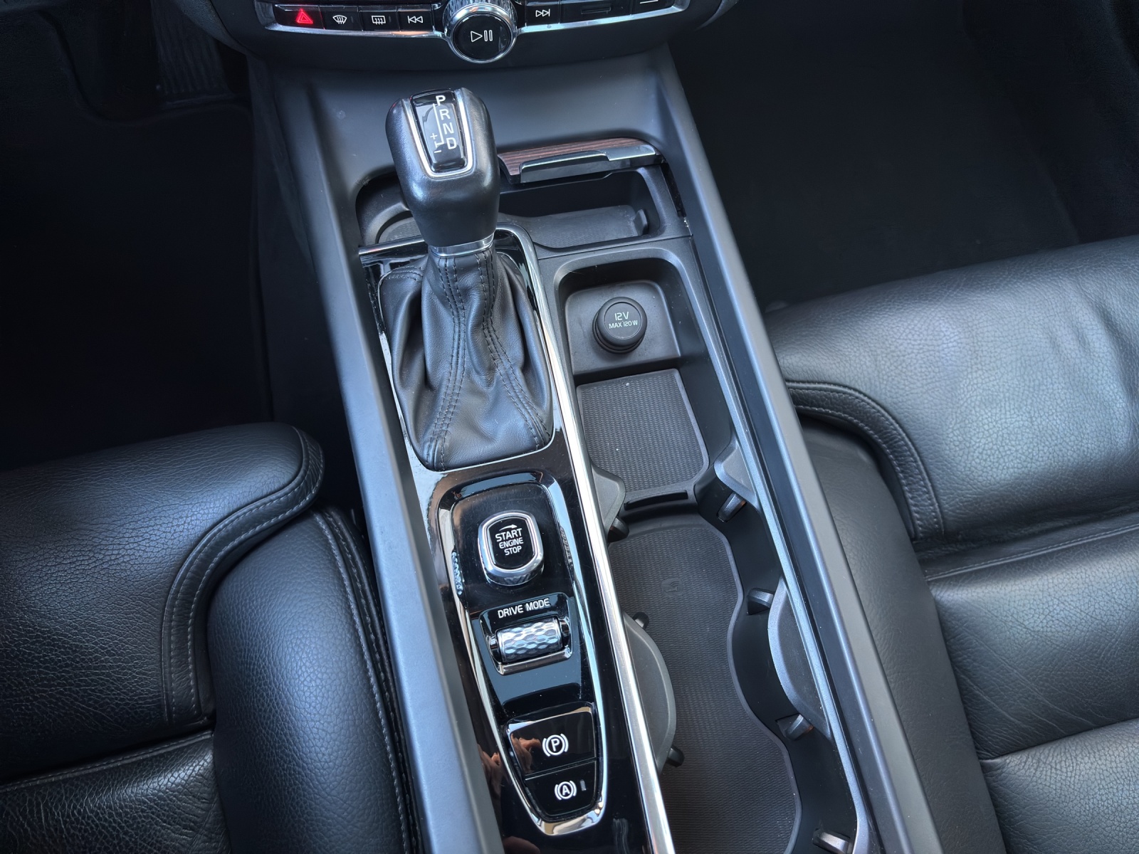 VOLVO V60 Cross Country D4 AWD Geartronic mit AHK, Panorama-Glas-Schiebedach, Standheizung & Winterräder-image-17