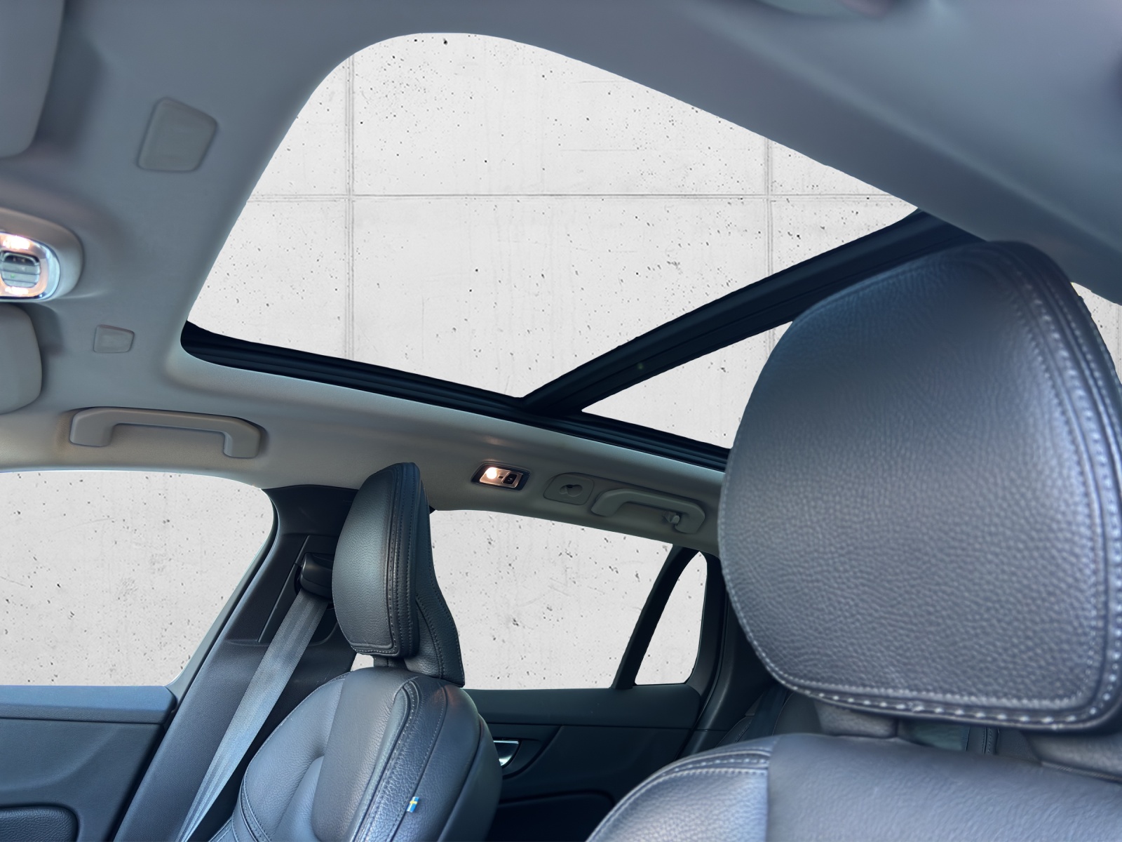 VOLVO V60 Cross Country D4 AWD Geartronic mit AHK, Panorama-Glas-Schiebedach, Standheizung & Winterräder-image-25