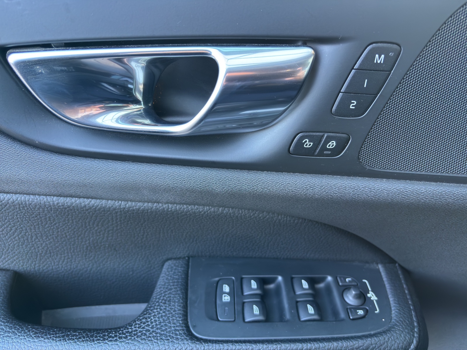 VOLVO V60 Cross Country D4 AWD Geartronic mit AHK, Panorama-Glas-Schiebedach, Standheizung & Winterräder-image-31