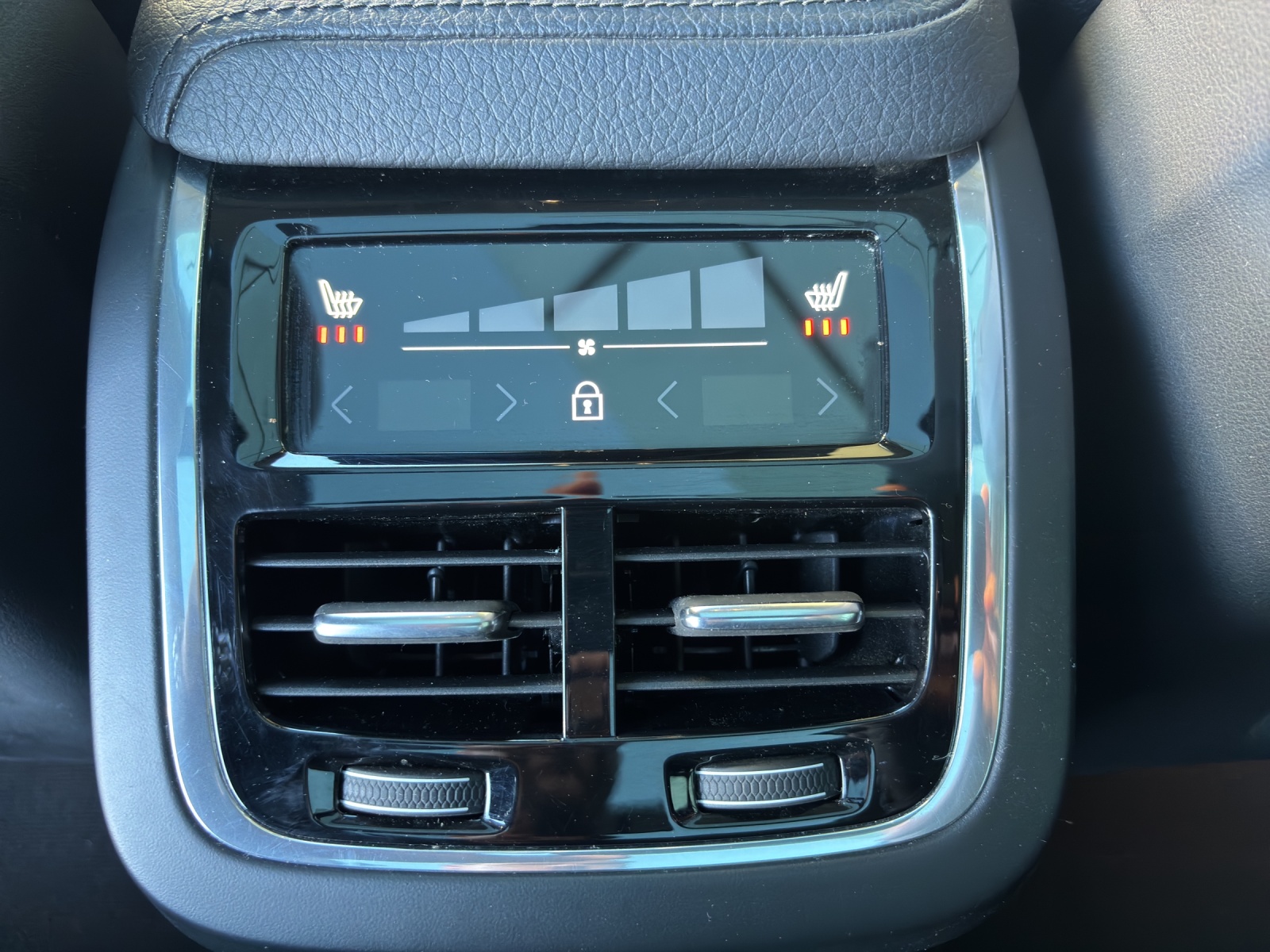VOLVO V60 Cross Country D4 AWD Geartronic mit AHK, Panorama-Glas-Schiebedach, Standheizung & Winterräder-image-28
