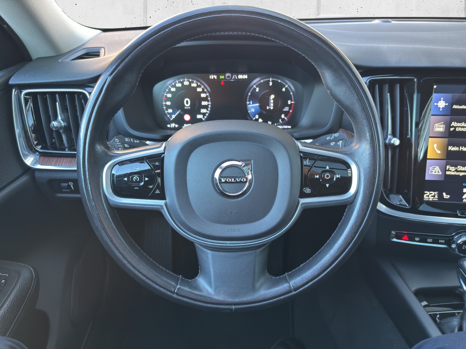 VOLVO V60 Cross Country D4 AWD Geartronic mit AHK, Panorama-Glas-Schiebedach, Standheizung & Winterräder-image-13