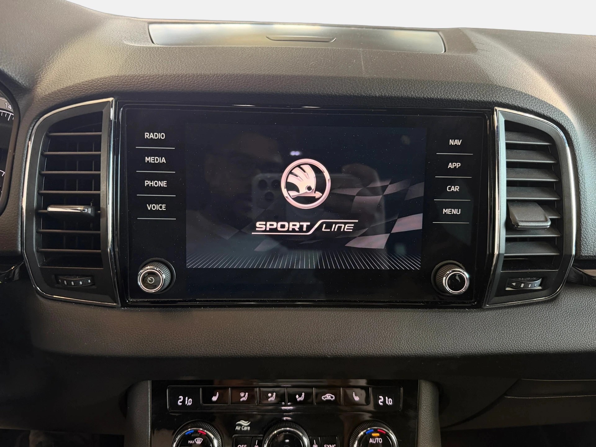 SKODA Karoq 2.0 TSI SportLine 4x4 DSG | CH-Auto | Aus 1-Hand | Frisch MFK | RF-Kamera-image-12