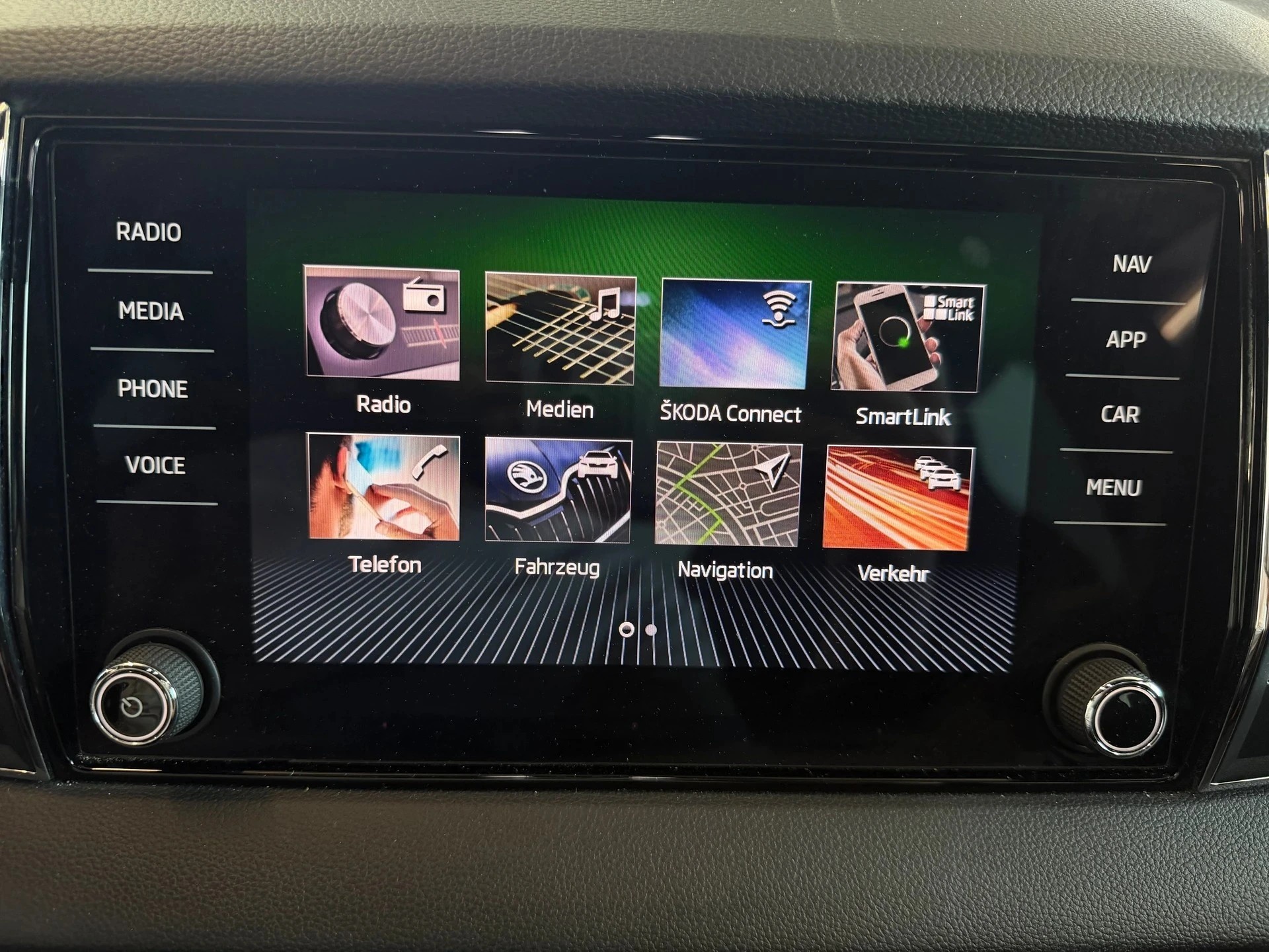 SKODA Karoq 2.0 TSI SportLine 4x4 DSG | CH-Auto | Aus 1-Hand | Frisch MFK | RF-Kamera-image-18
