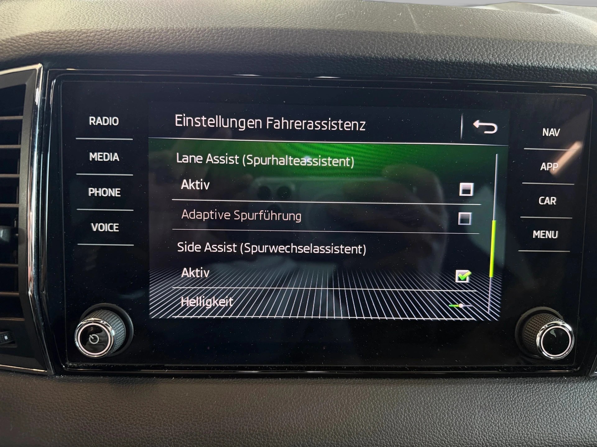 SKODA Karoq 2.0 TSI SportLine 4x4 DSG | CH-Auto | Aus 1-Hand | Frisch MFK | RF-Kamera-image-17
