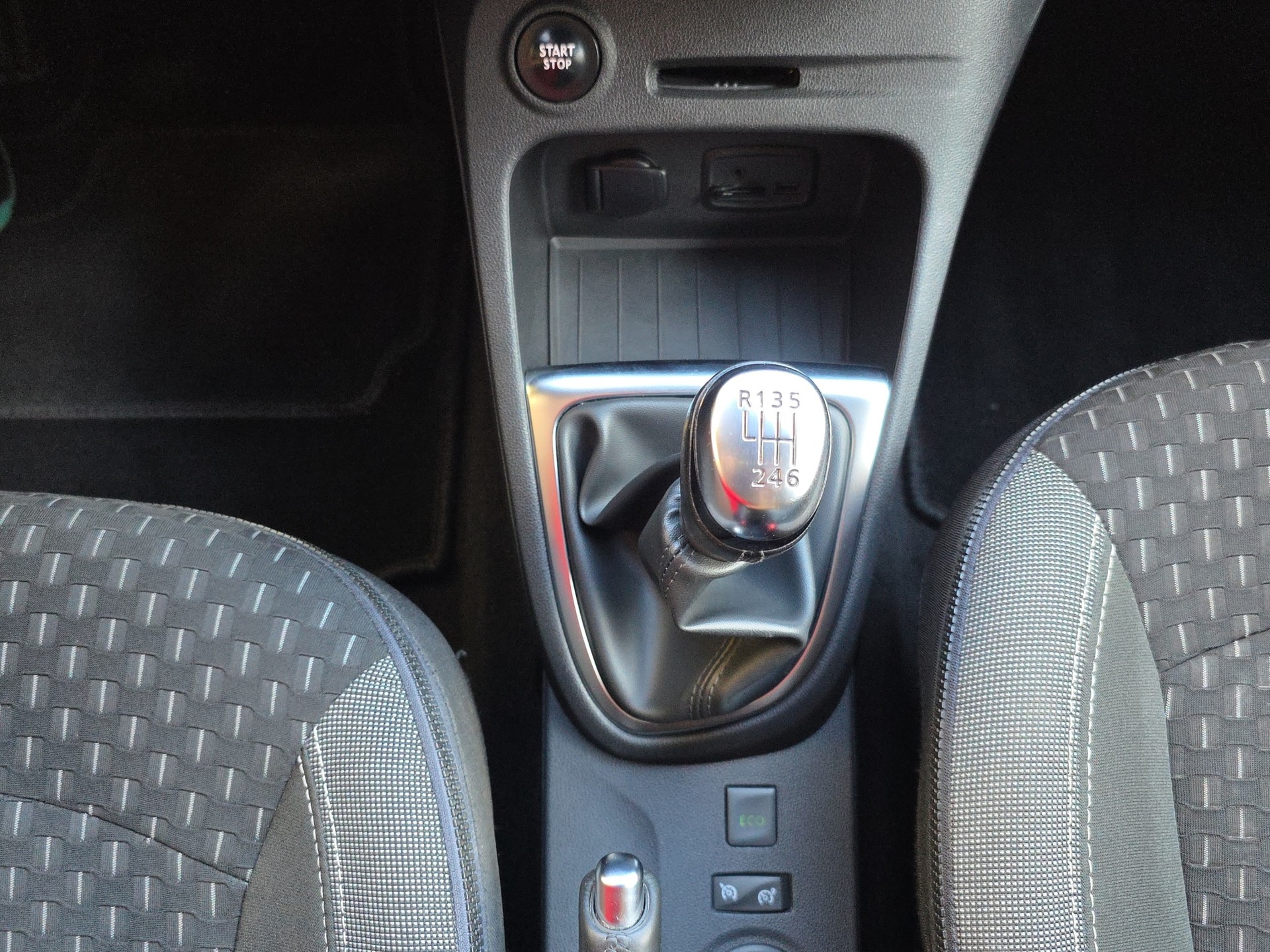 RENAULT Captur 1.2 T 16V Intens-image-14