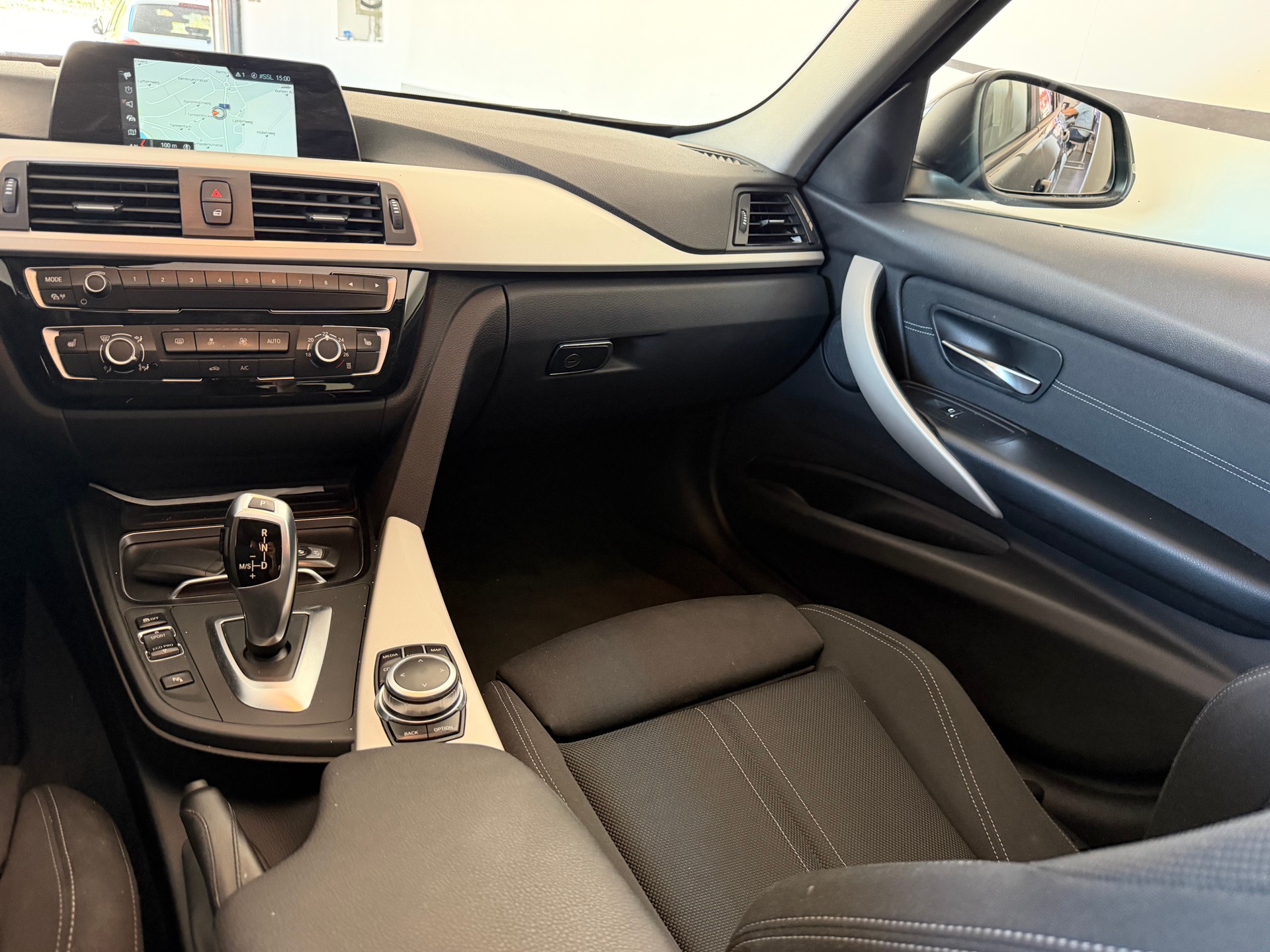 BMW 320d xDrive Touring Edition Sport Line Steptronic-image-12