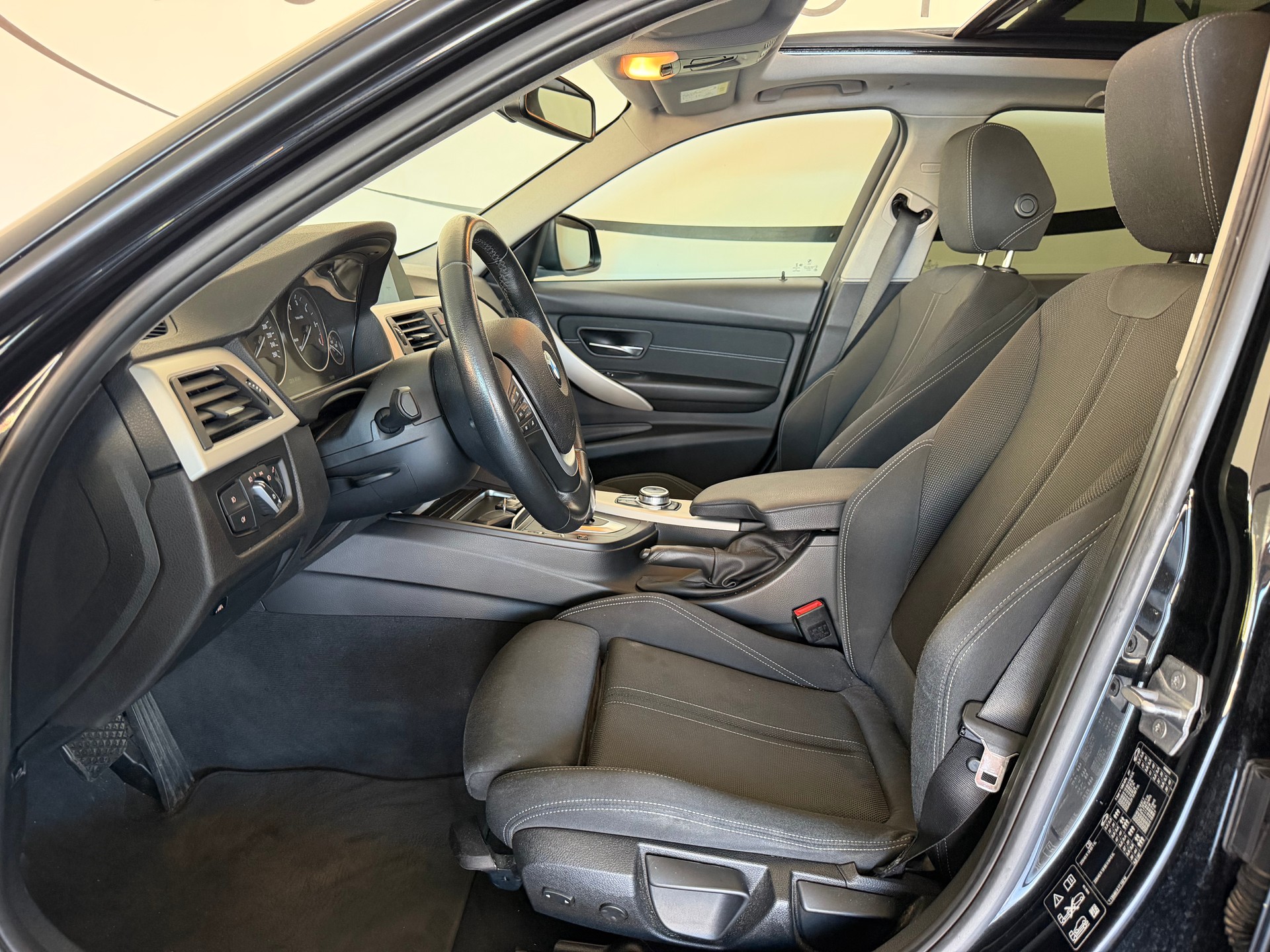 BMW 320d xDrive Touring Edition Sport Line Steptronic-image-7