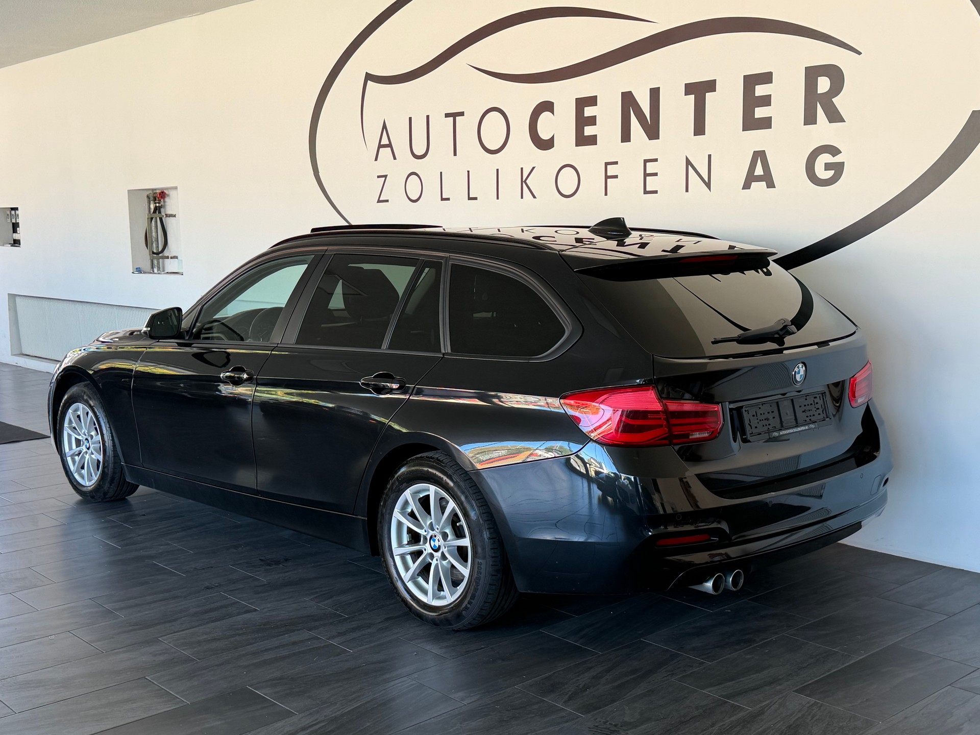 BMW 320d xDrive Touring Edition Sport Line Steptronic-image-4