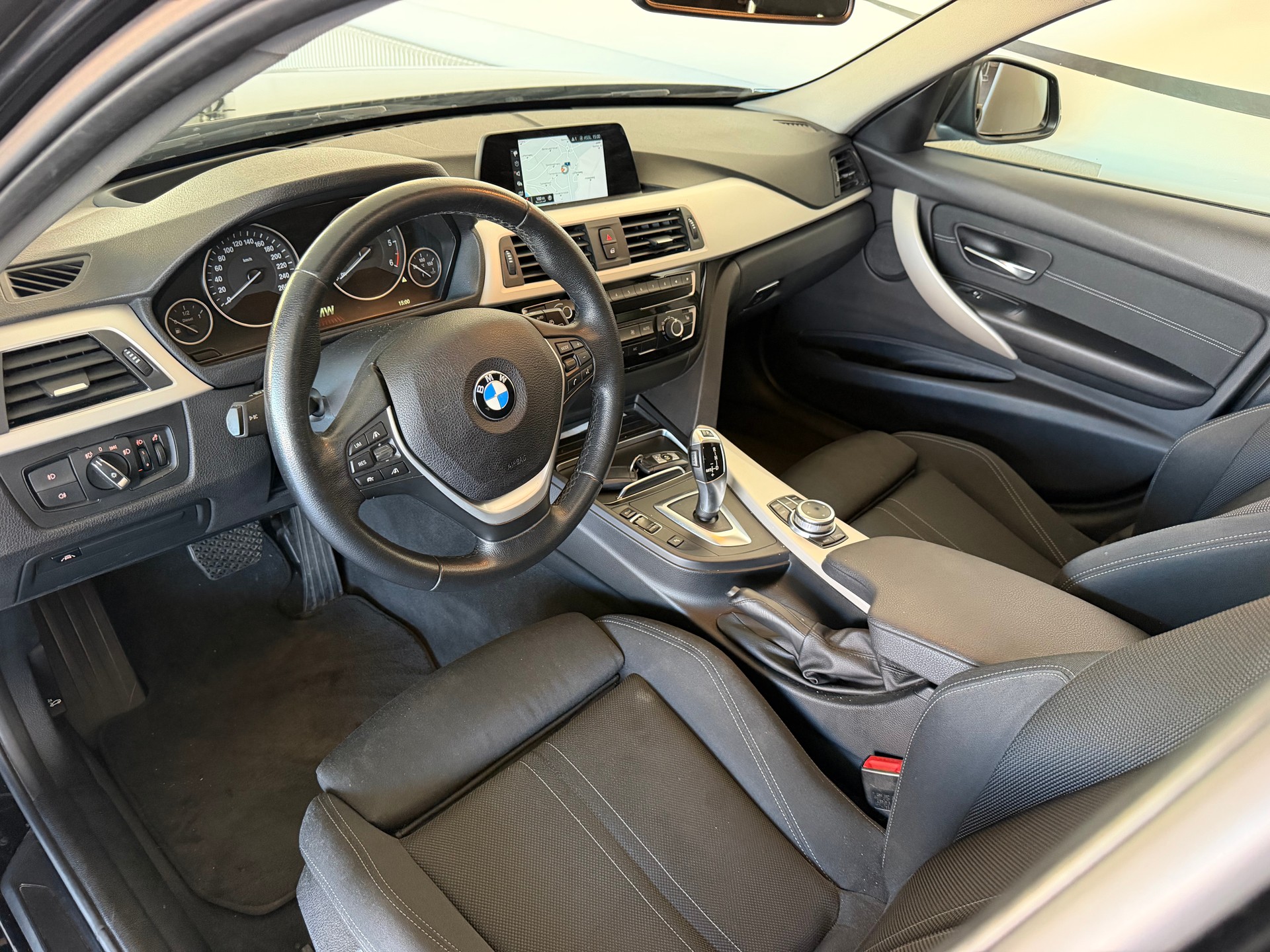 BMW 320d xDrive Touring Edition Sport Line Steptronic-image-6