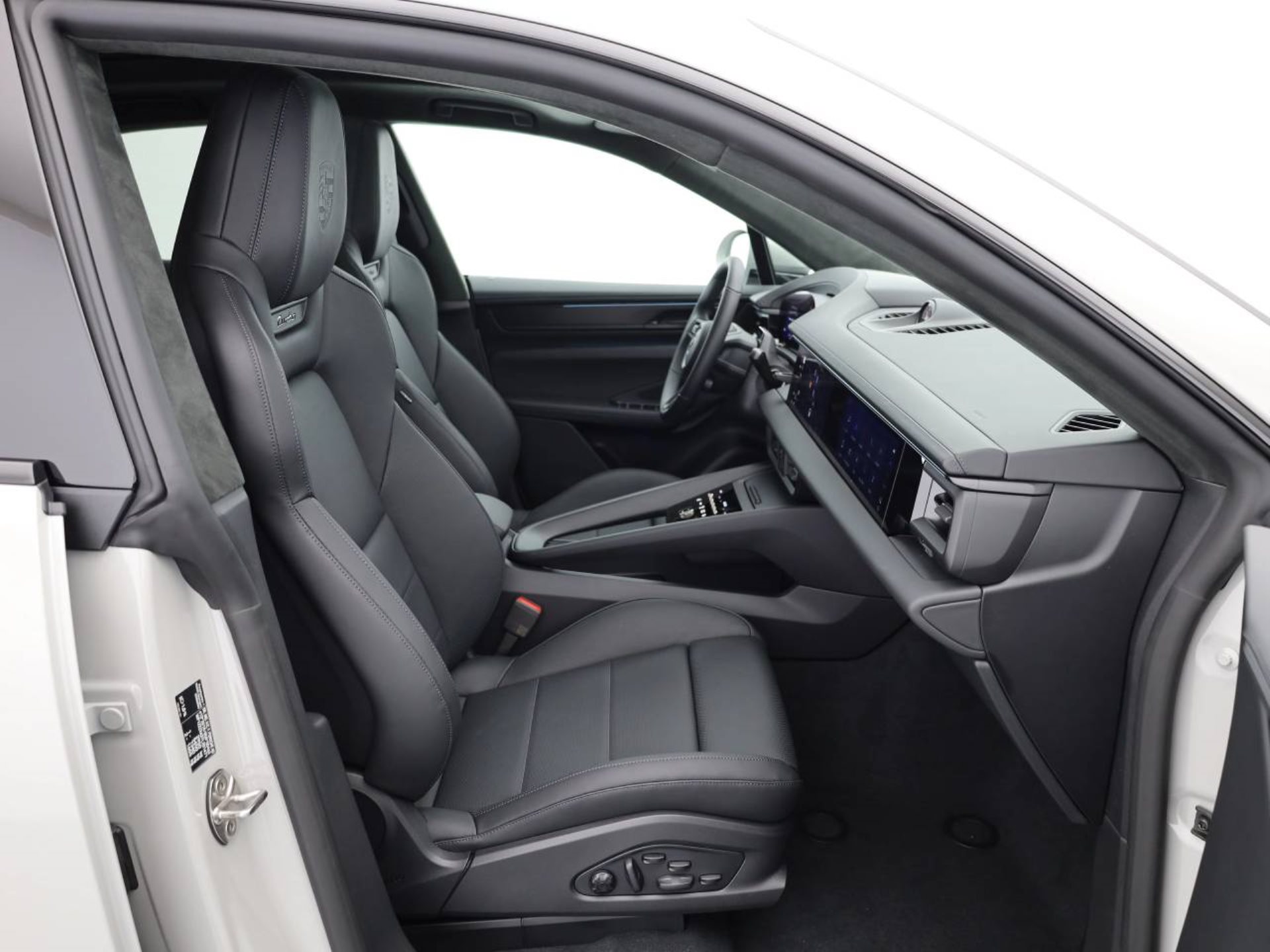 PORSCHE Macan Turbo-image-17