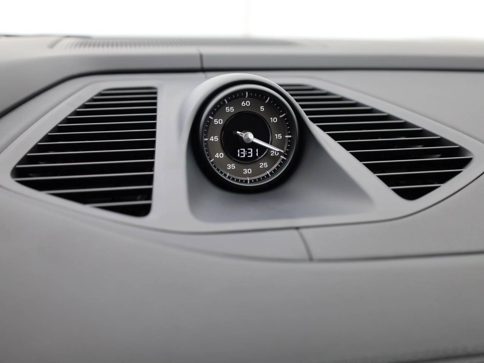PORSCHE Macan Turbo-image-13