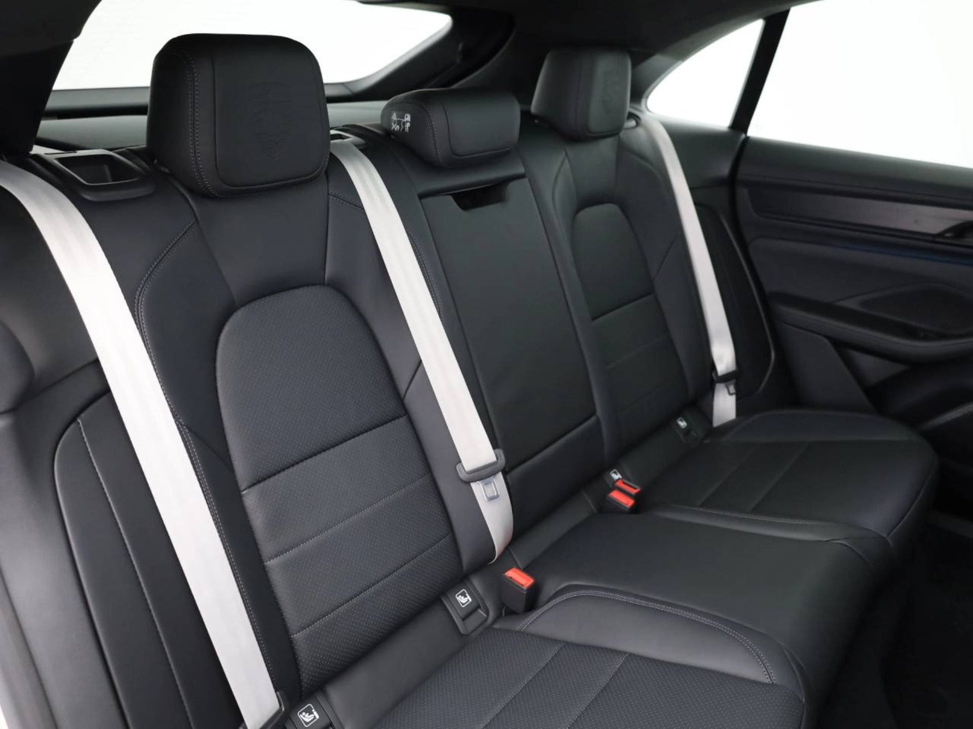 PORSCHE Macan Turbo-image-18
