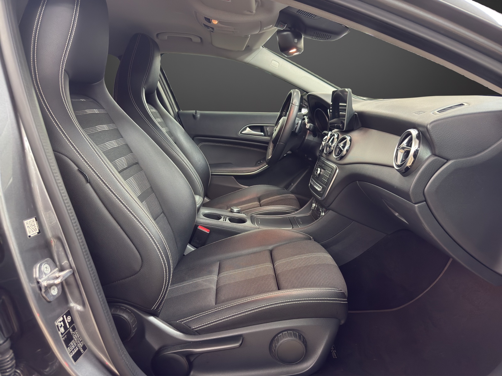 MERCEDES-BENZ GLA 200 d Urban 4Matic-image-11