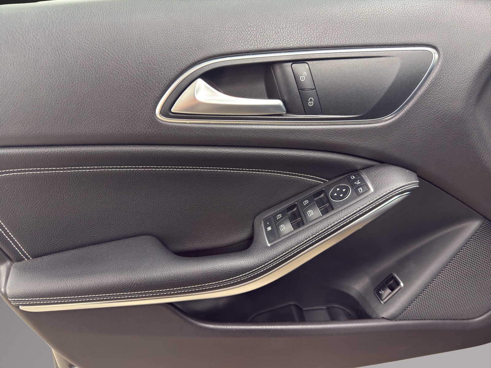 MERCEDES-BENZ GLA 200 d Urban 4Matic-image-12