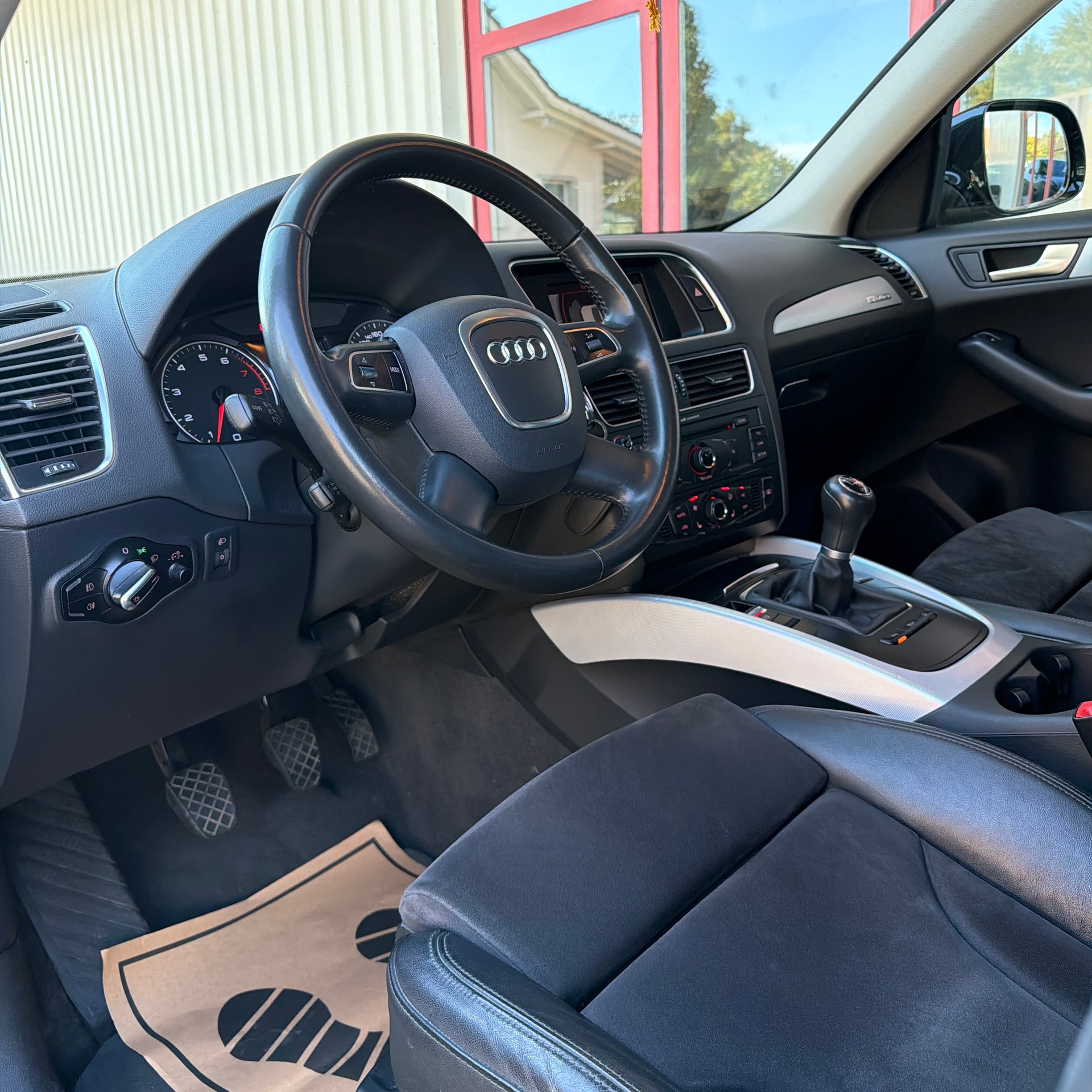 AUDI Q5 2.0 TFSI quattro-image-10