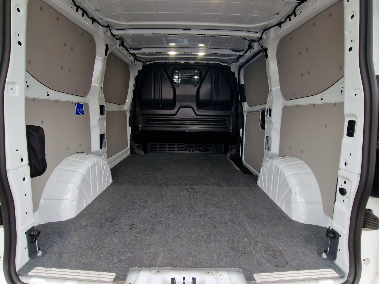VW Transporter 2.0 TDI Automat-image-11