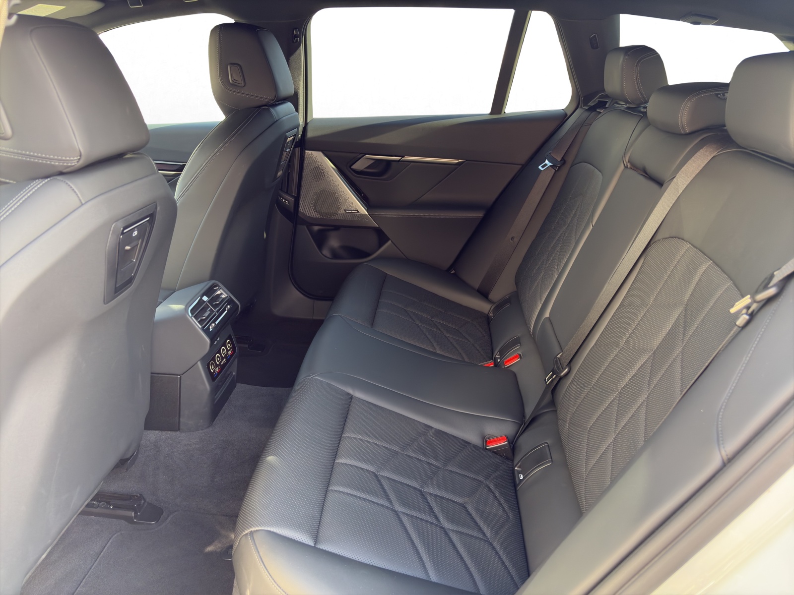 BMW 520d xDrive Touring-image-13