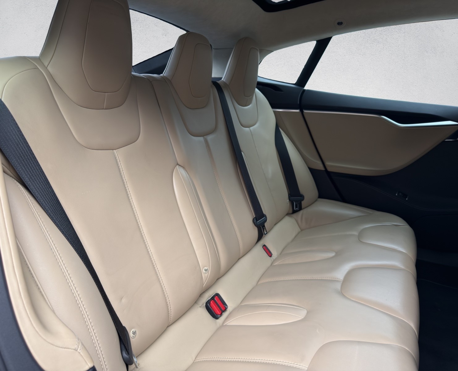 TESLA Model S 90 D-image-16