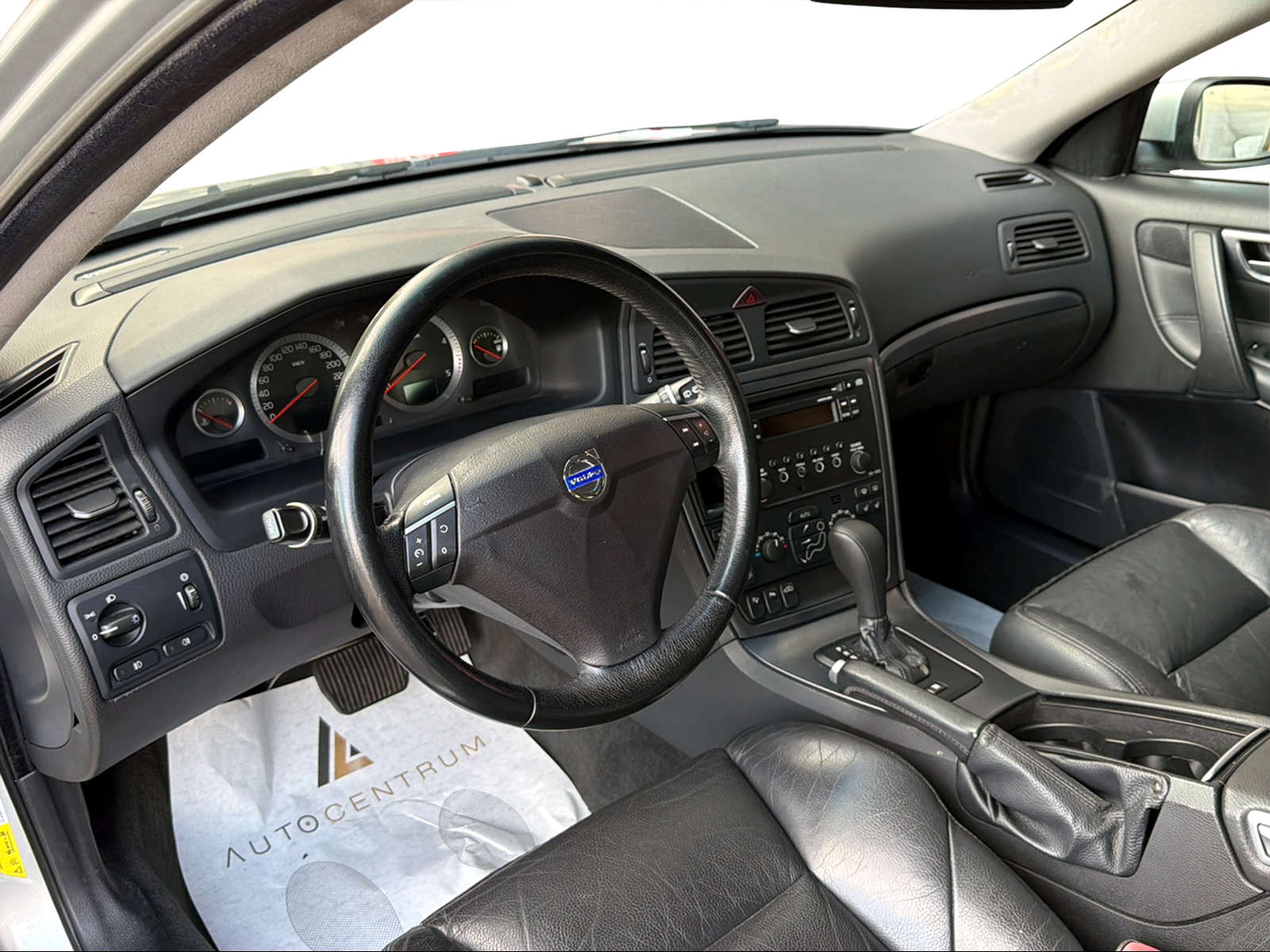 VOLVO V70 D5 Momentum-image-1