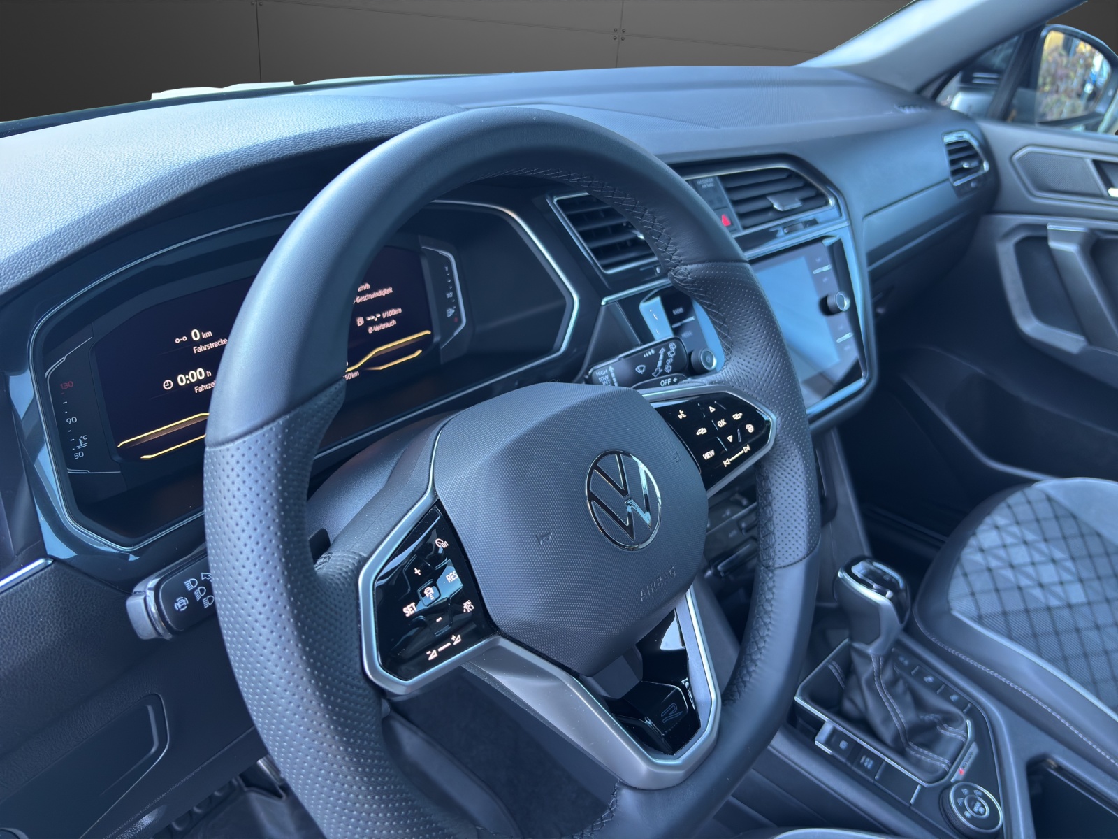 VW Tiguan Allspace 2.0 TDI SCR R-Line 4Motion DSG-image-3