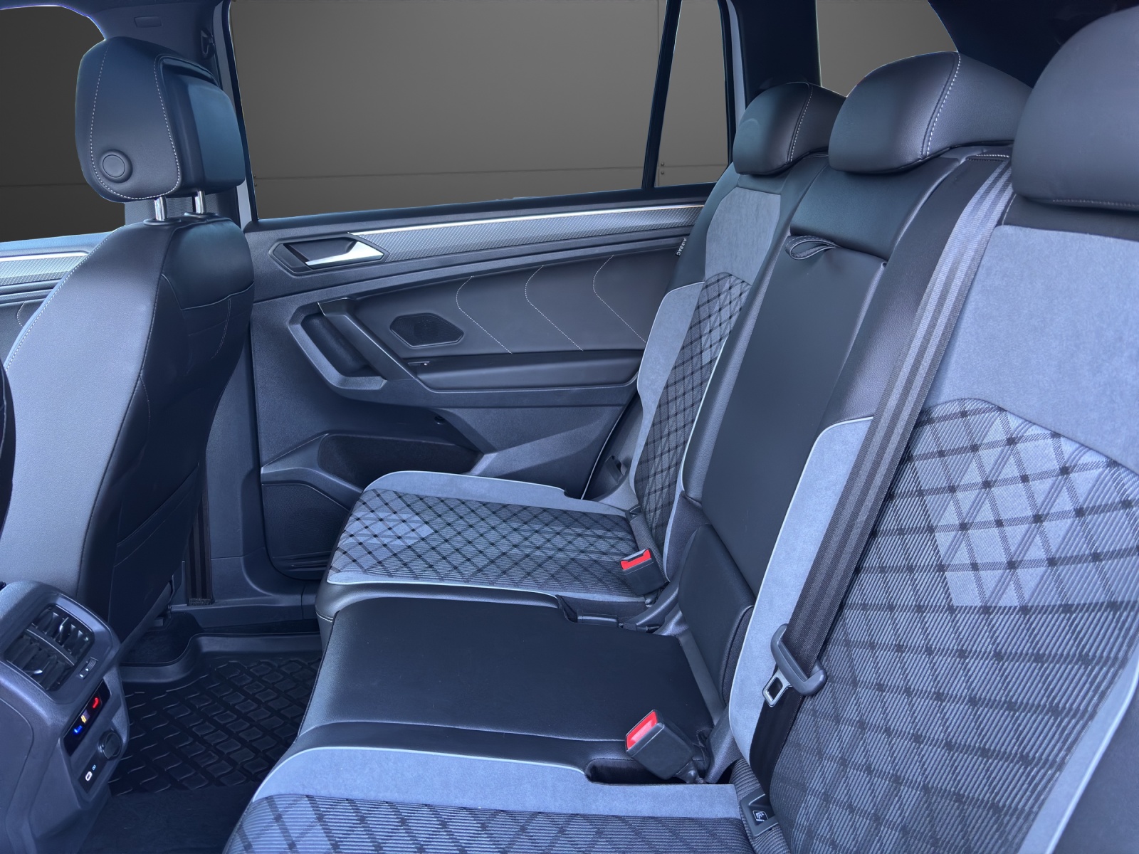 VW Tiguan Allspace 2.0 TDI SCR R-Line 4Motion DSG-image-10
