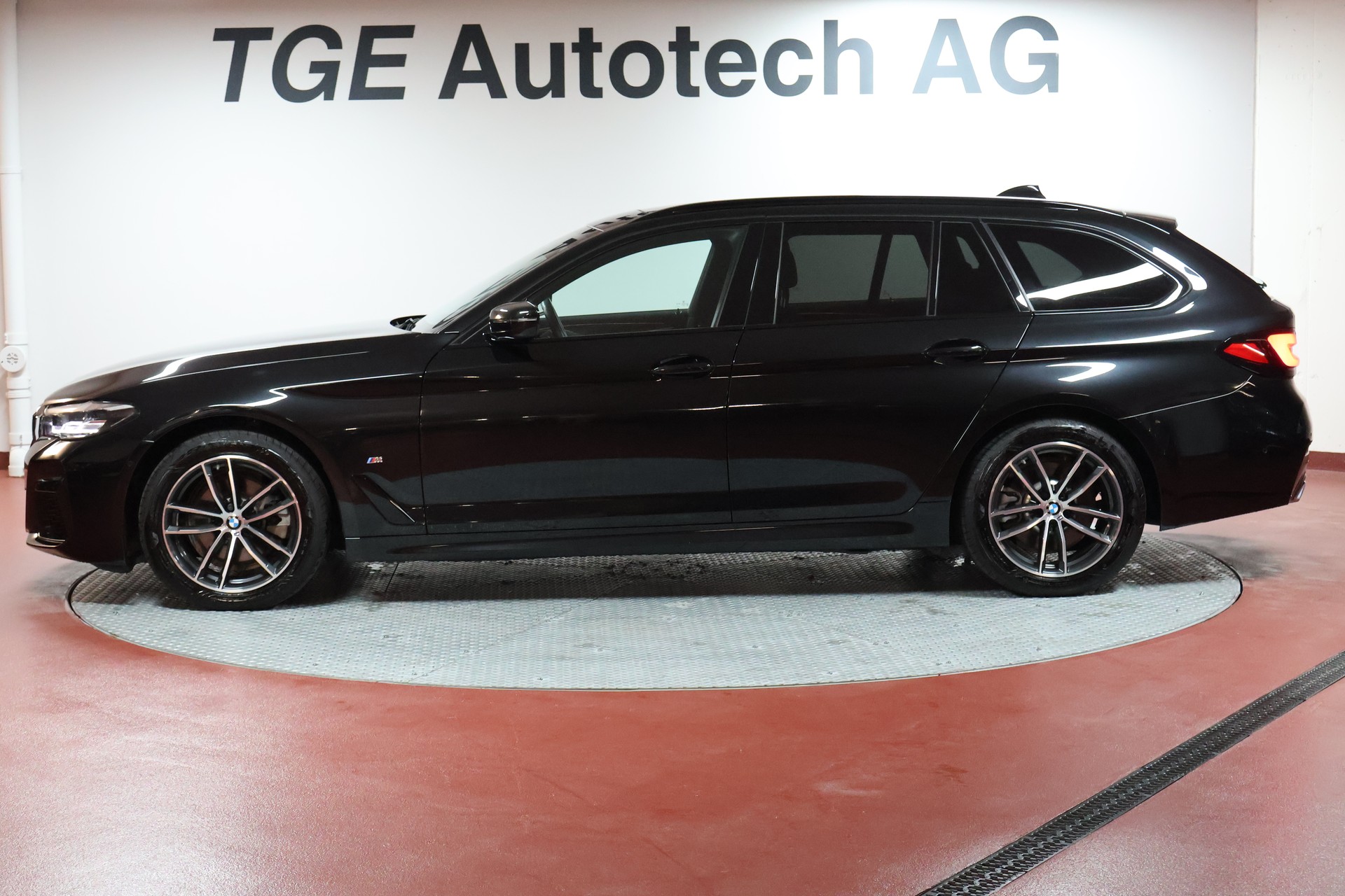 BMW 520d xDrive 48V Touring Pure M Sport Steptronic-image-18