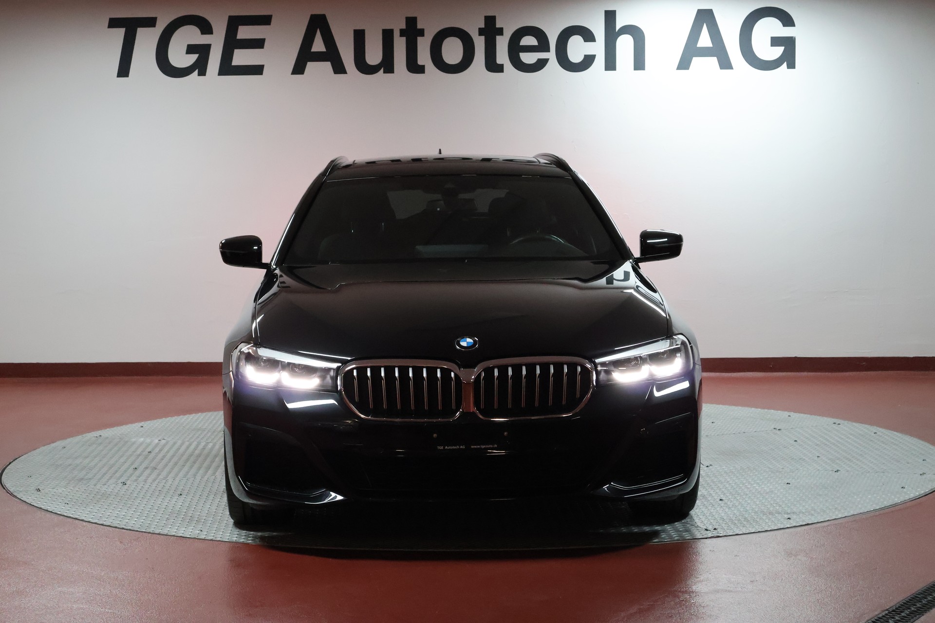 BMW 520d xDrive 48V Touring Pure M Sport Steptronic-image-1