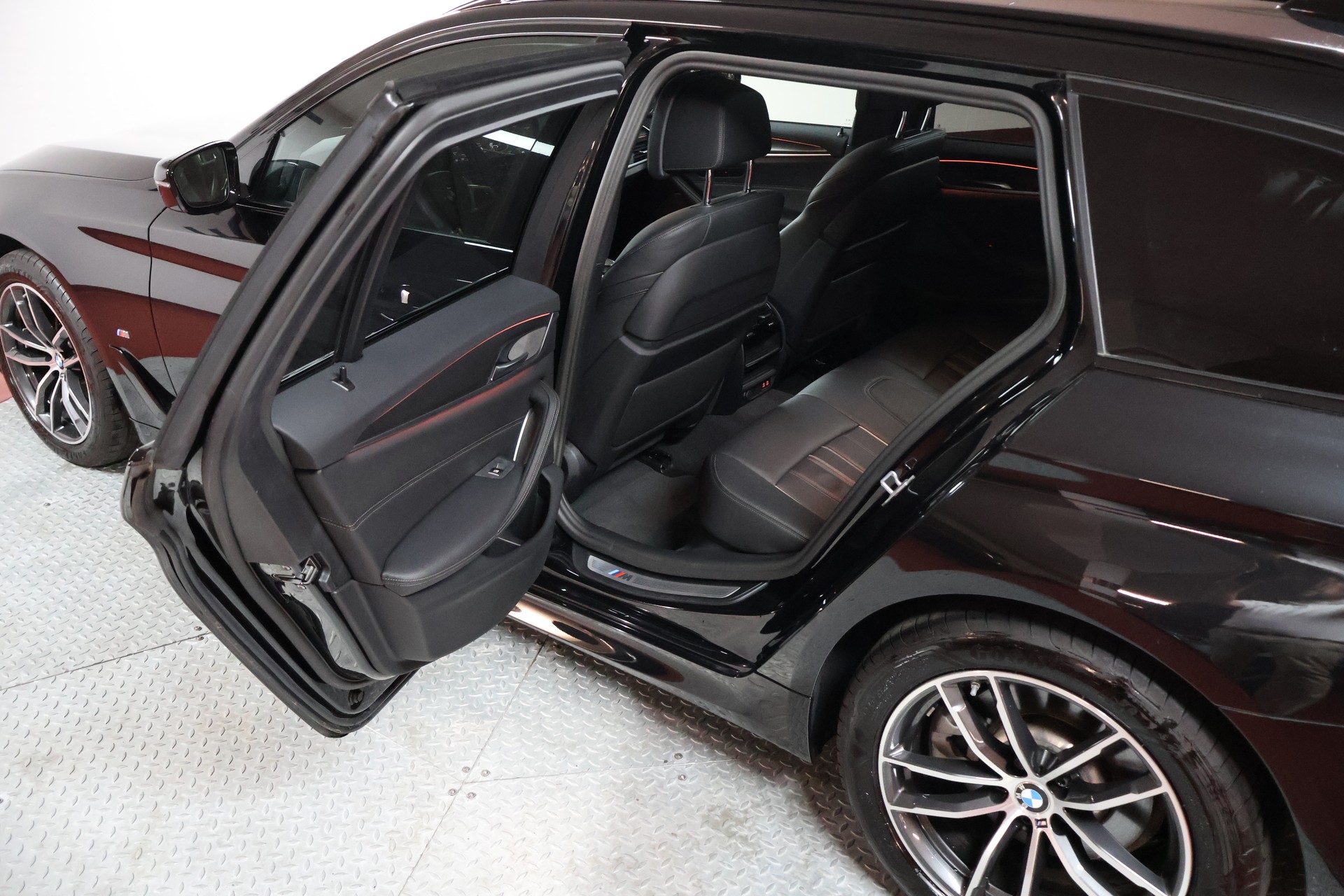 BMW 520d xDrive 48V Touring Pure M Sport Steptronic-image-14