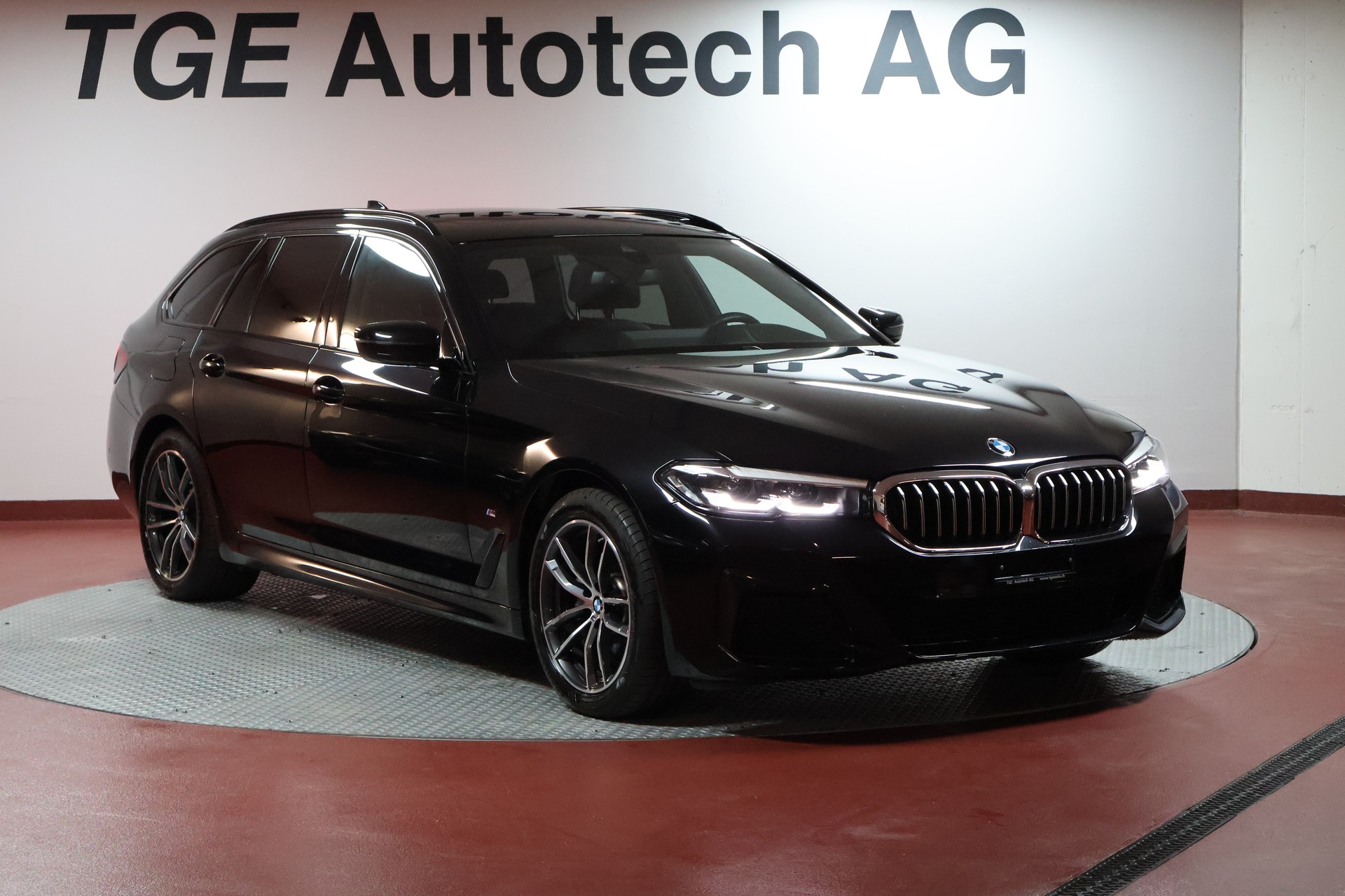 BMW 520d xDrive 48V Touring Pure M Sport Steptronic-image-2