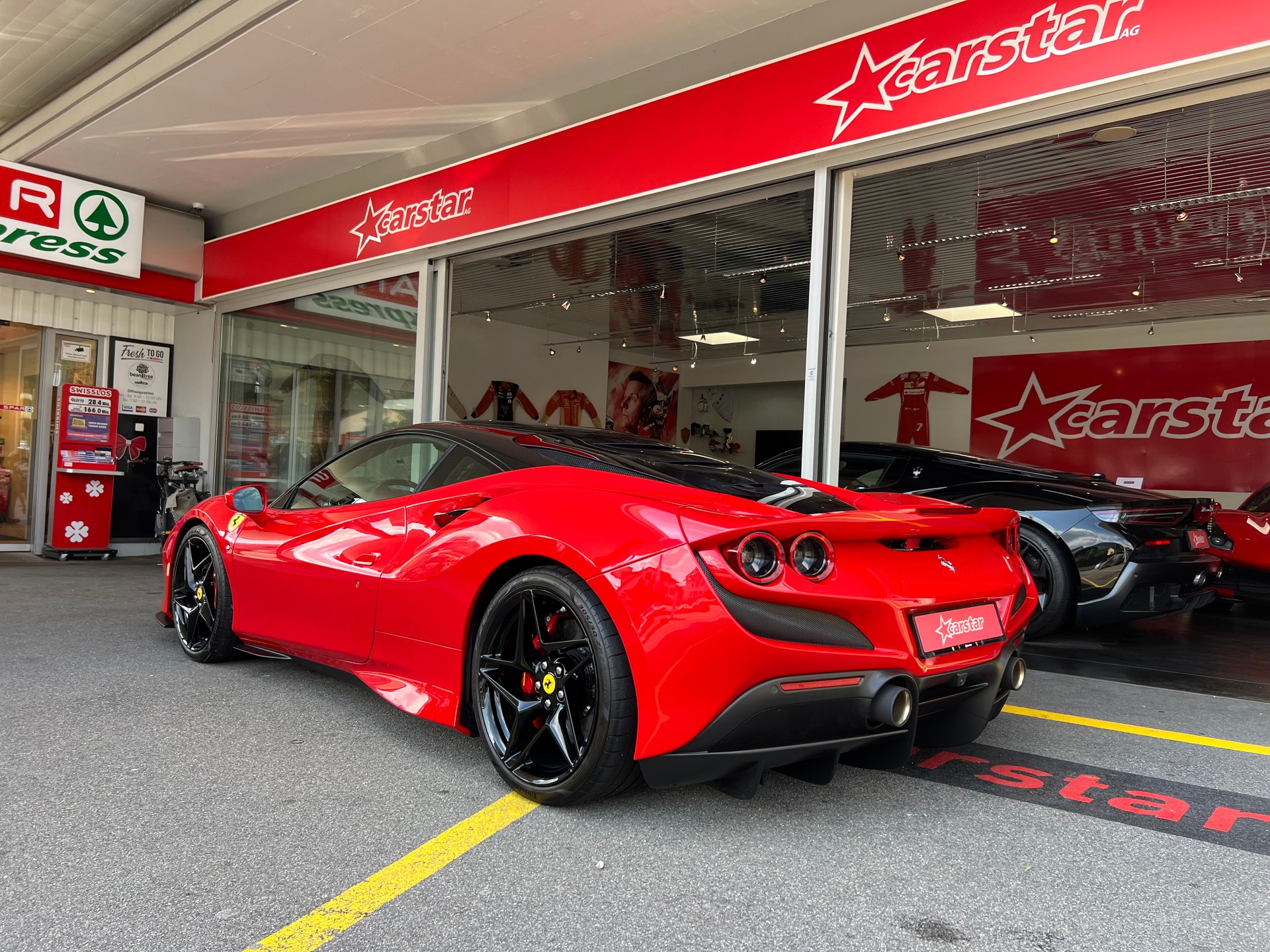 FERRARI F8 Tributo Bi-Color-image-3