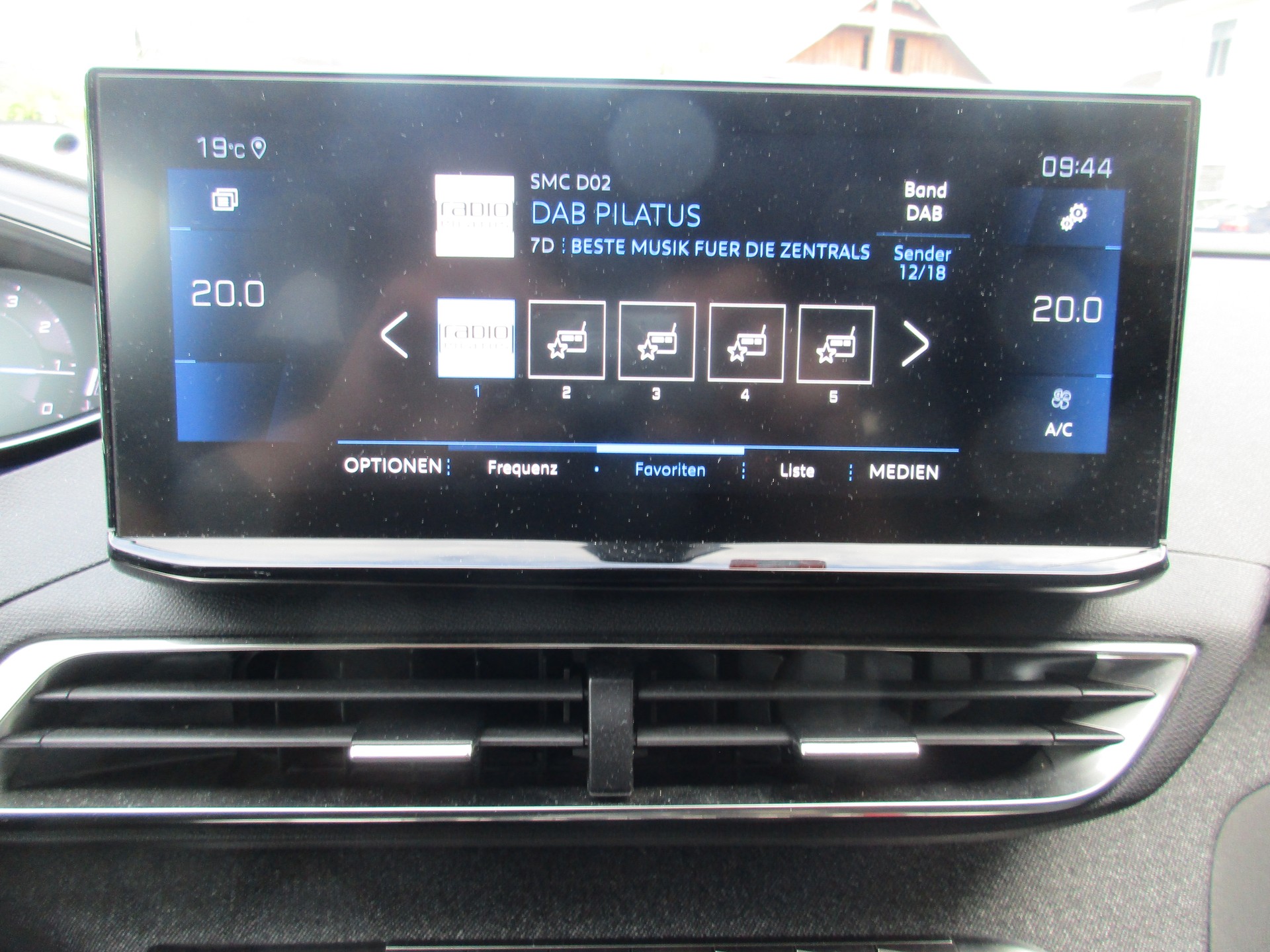 PEUGEOT 3008 1.2 PureTech Allure Pack EAT8-image-10