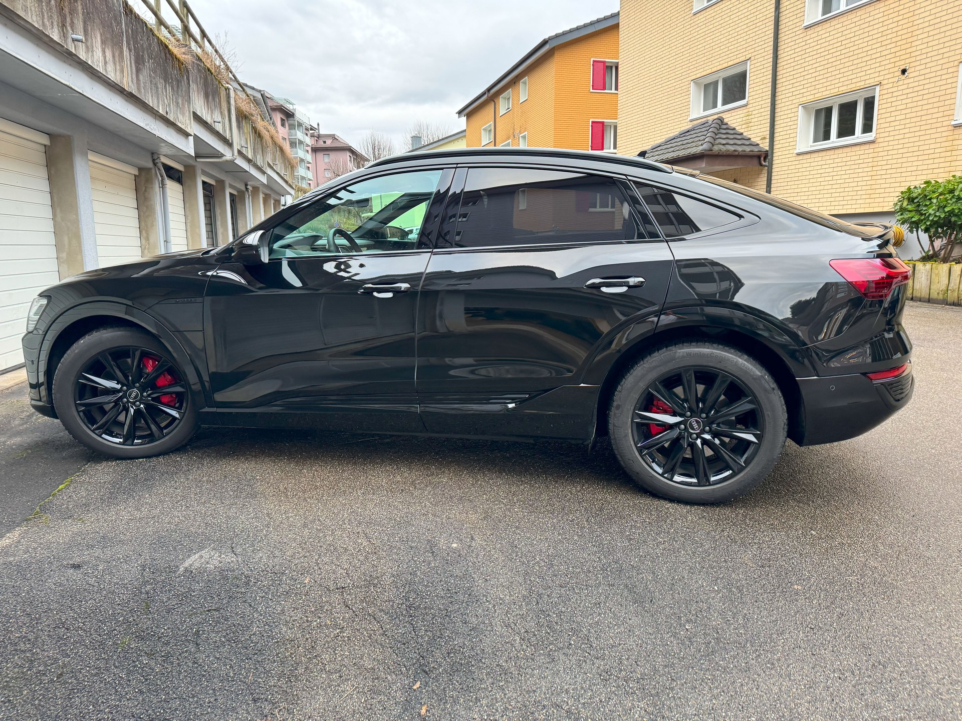 AUDI Q8 Sportback 55 e-tron Black Edition quattro-image-6
