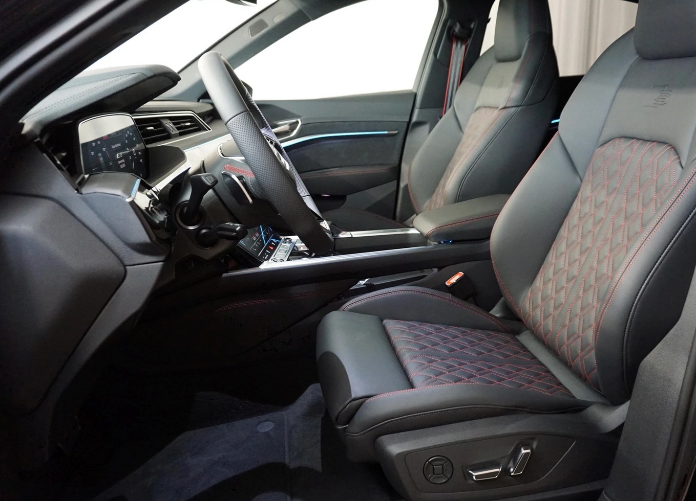 AUDI Q8 Sportback 55 e-tron Black Edition quattro-image-13