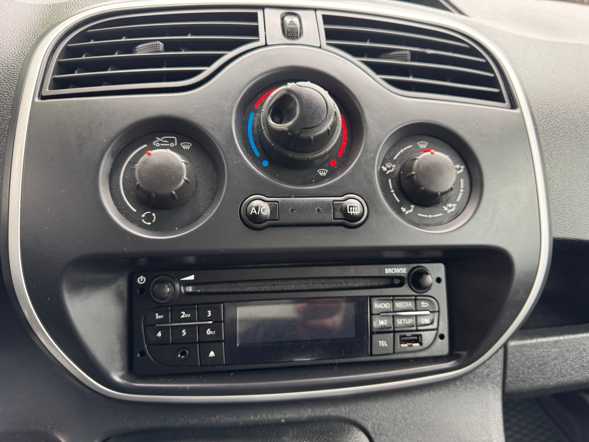 RENAULT Kangoo Medium dCi 95 ENERGY Business * 02xSitzplätz * Klimaanlage * Tempomat * PDC H * Frisch Ab MFK-image-6