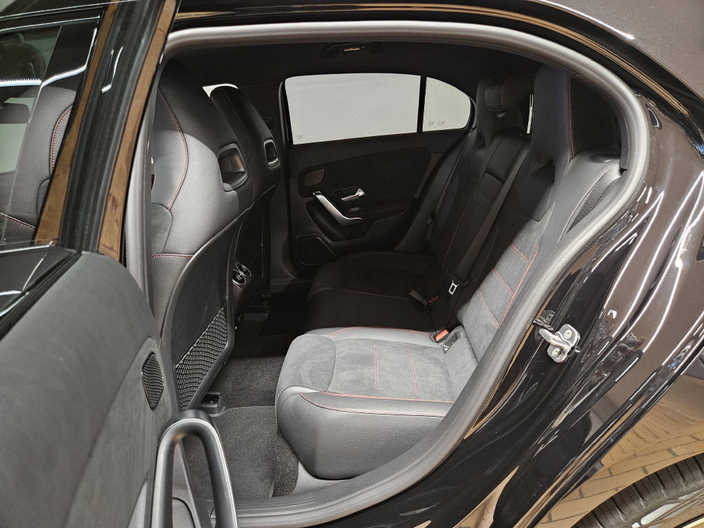 MERCEDES-BENZ A 250 e AMG Line EQ Star-image-11