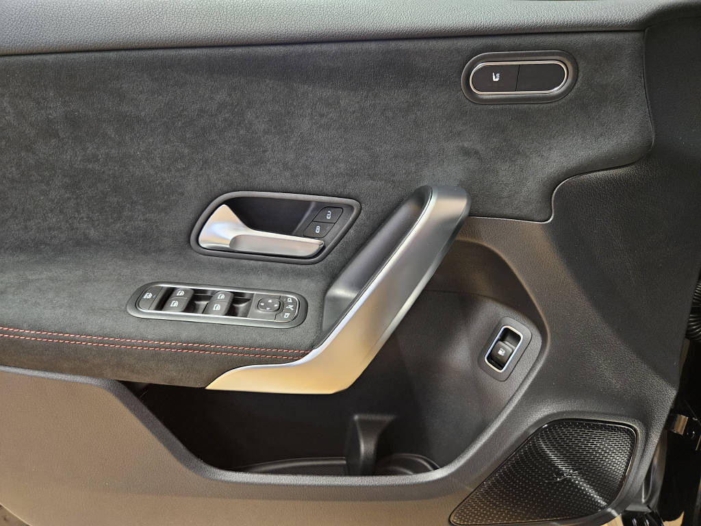 MERCEDES-BENZ A 250 e AMG Line EQ Star-image-10