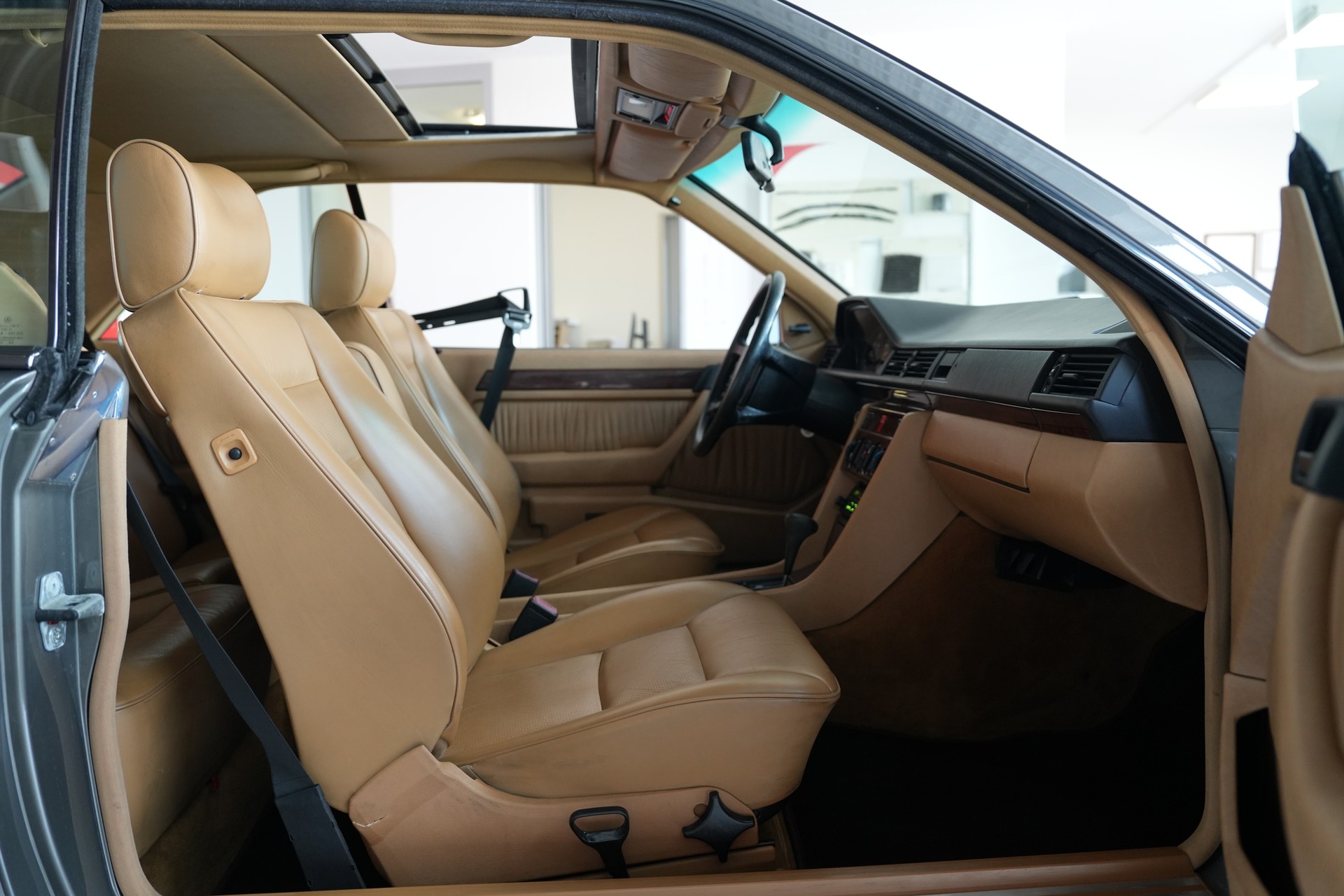 MERCEDES-BENZ 300 CE-image-5