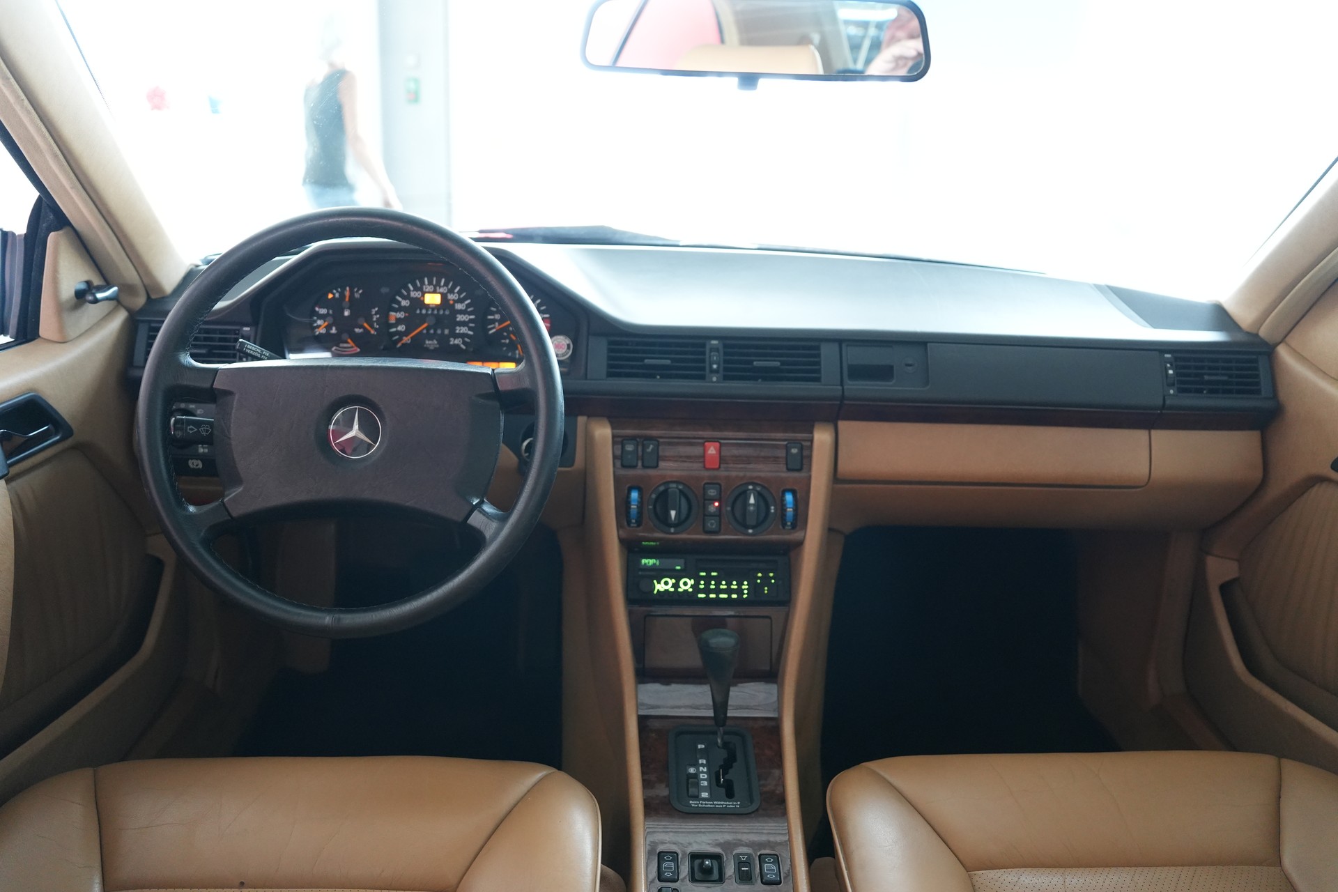 MERCEDES-BENZ 300 CE-image-8