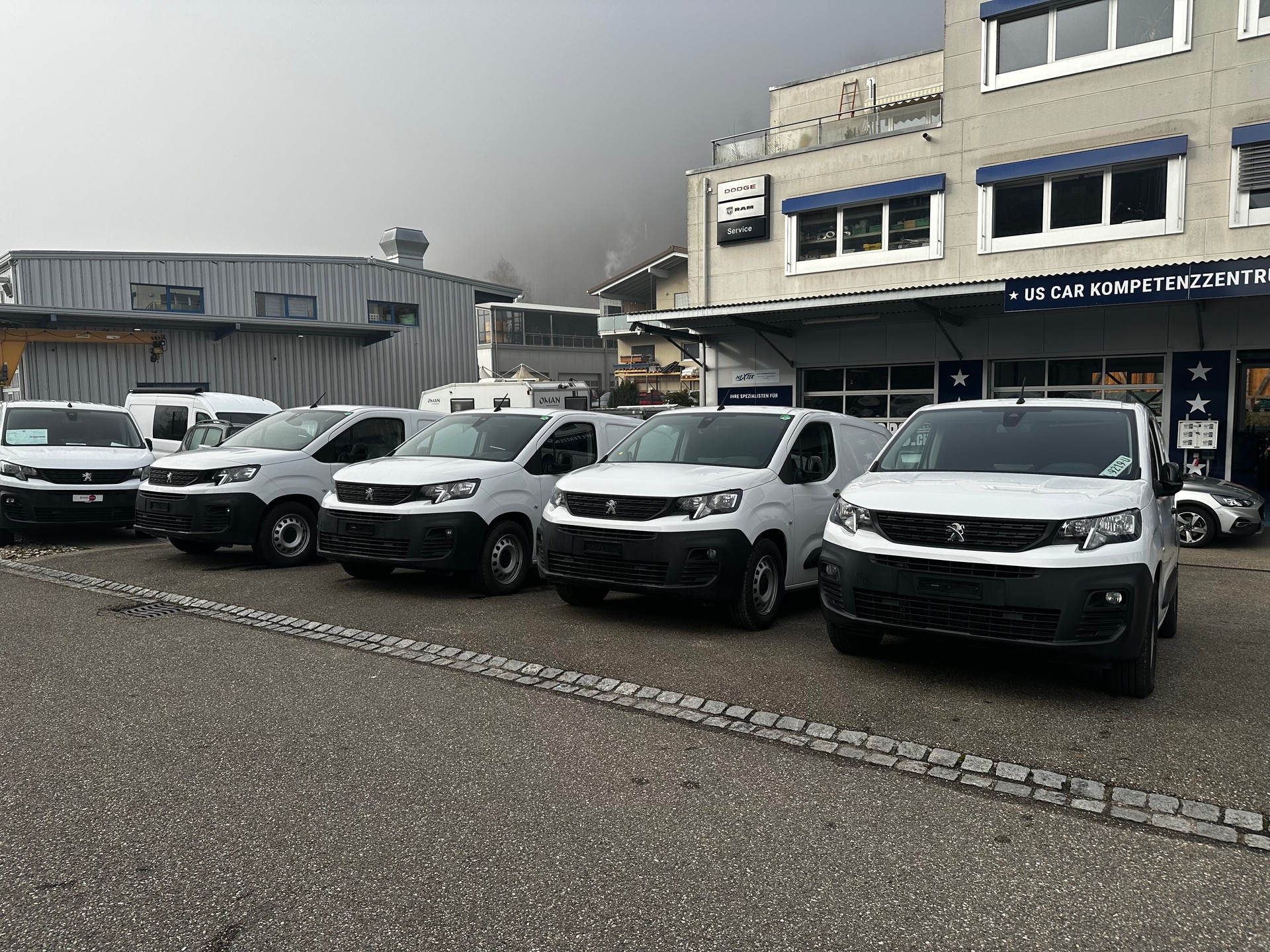 PEUGEOT e-Partner Long 50kWh Premium-image-7