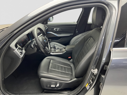 BMW 330e xDrive Luxury Line-image-8