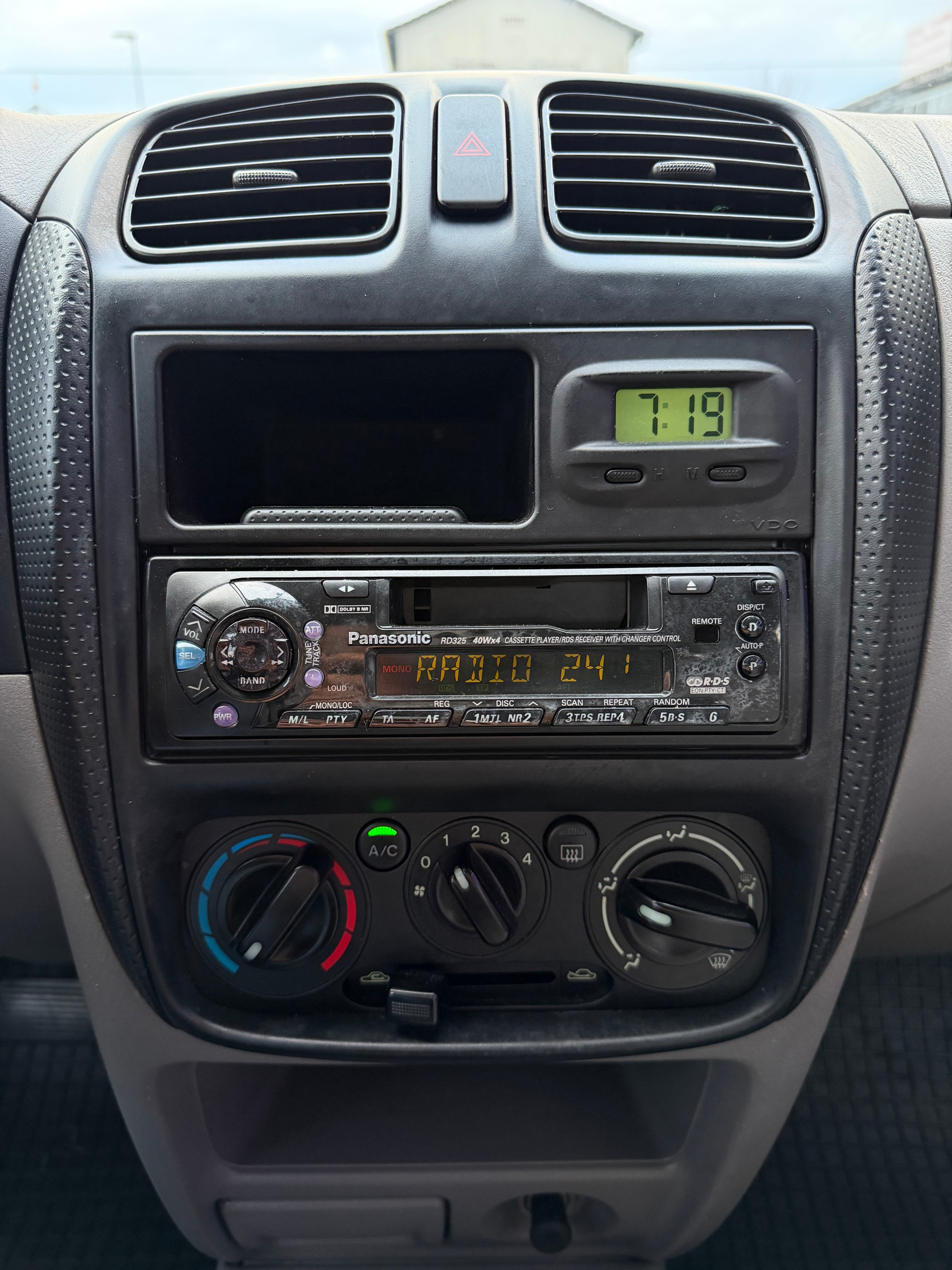 MAZDA Demio 1.5i-16 High ABS-image-13