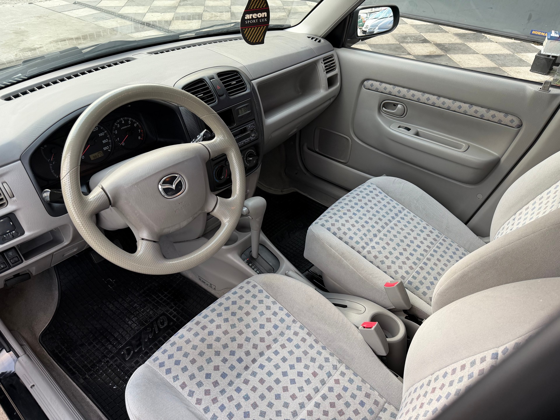 MAZDA Demio 1.5i-16 High ABS-image-7